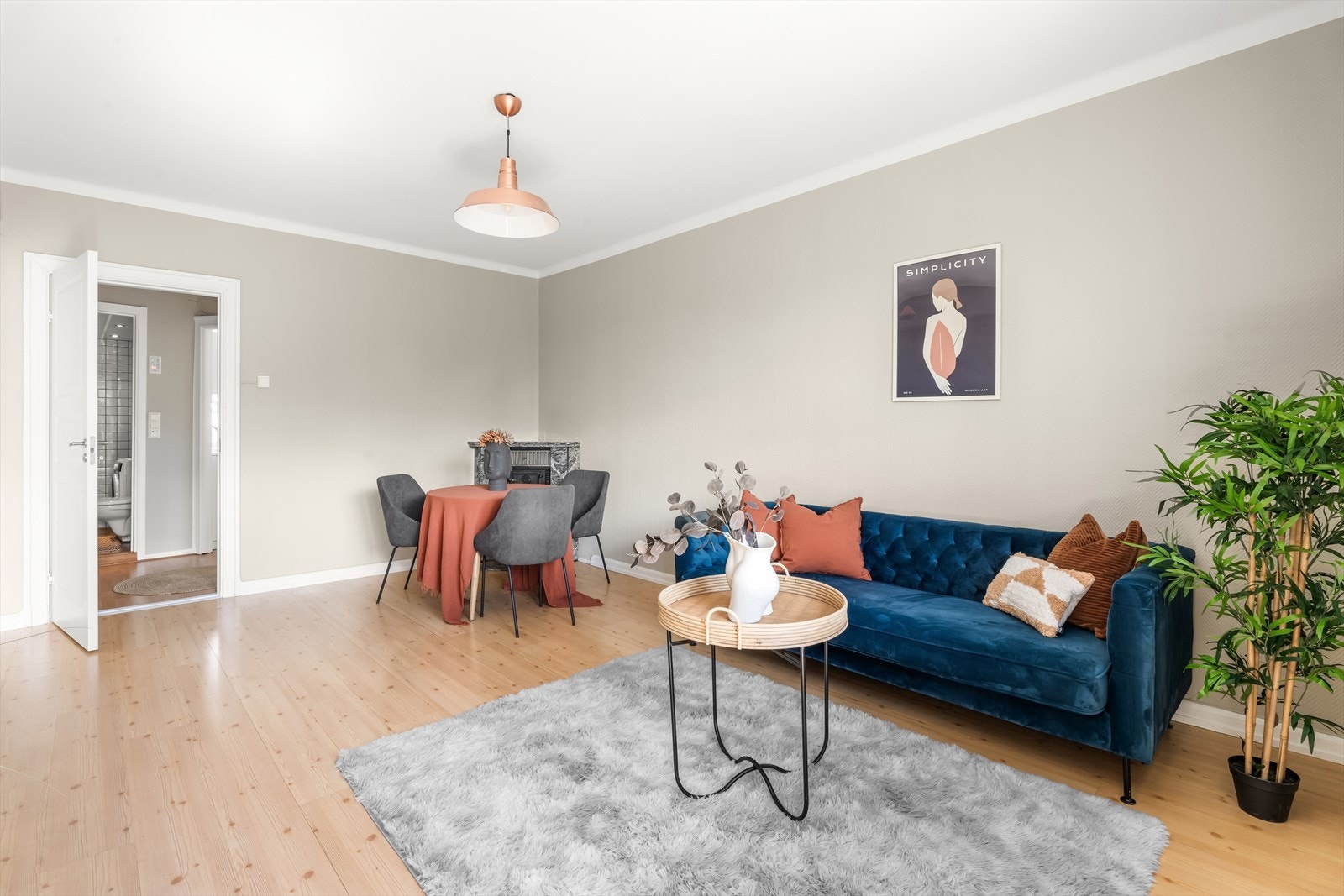 Stuen er enkel å innrede med plass til sofa, salongbord, mediemøblement, spisegruppe og øvrige møbler. Galleribilde