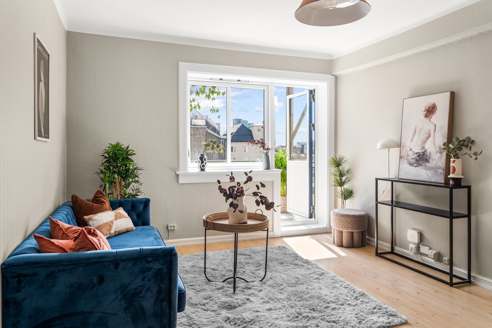 De store vindusflatene slipper inn rikelig med naturlig lys til rommet, noe som skaper en god atmosfære. Galleribilde