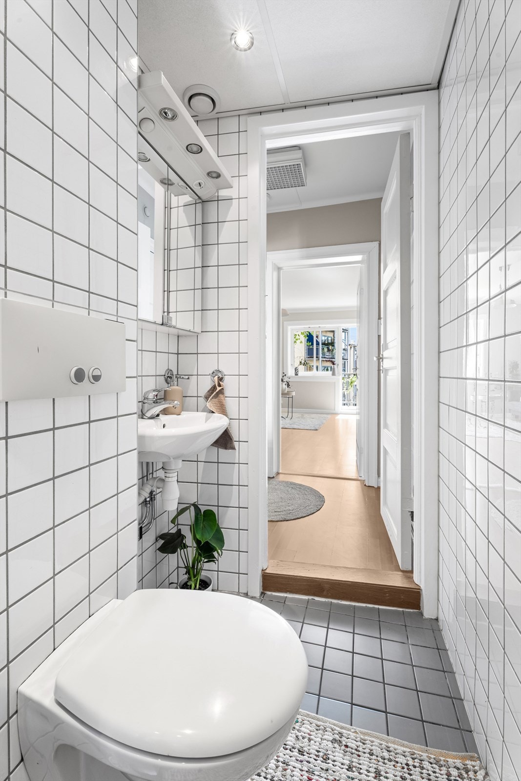 Baderommet ble modernisert i 2005 i regi av borettslaget. Det er opplegg og plass til vaskemaskin. Galleribilde