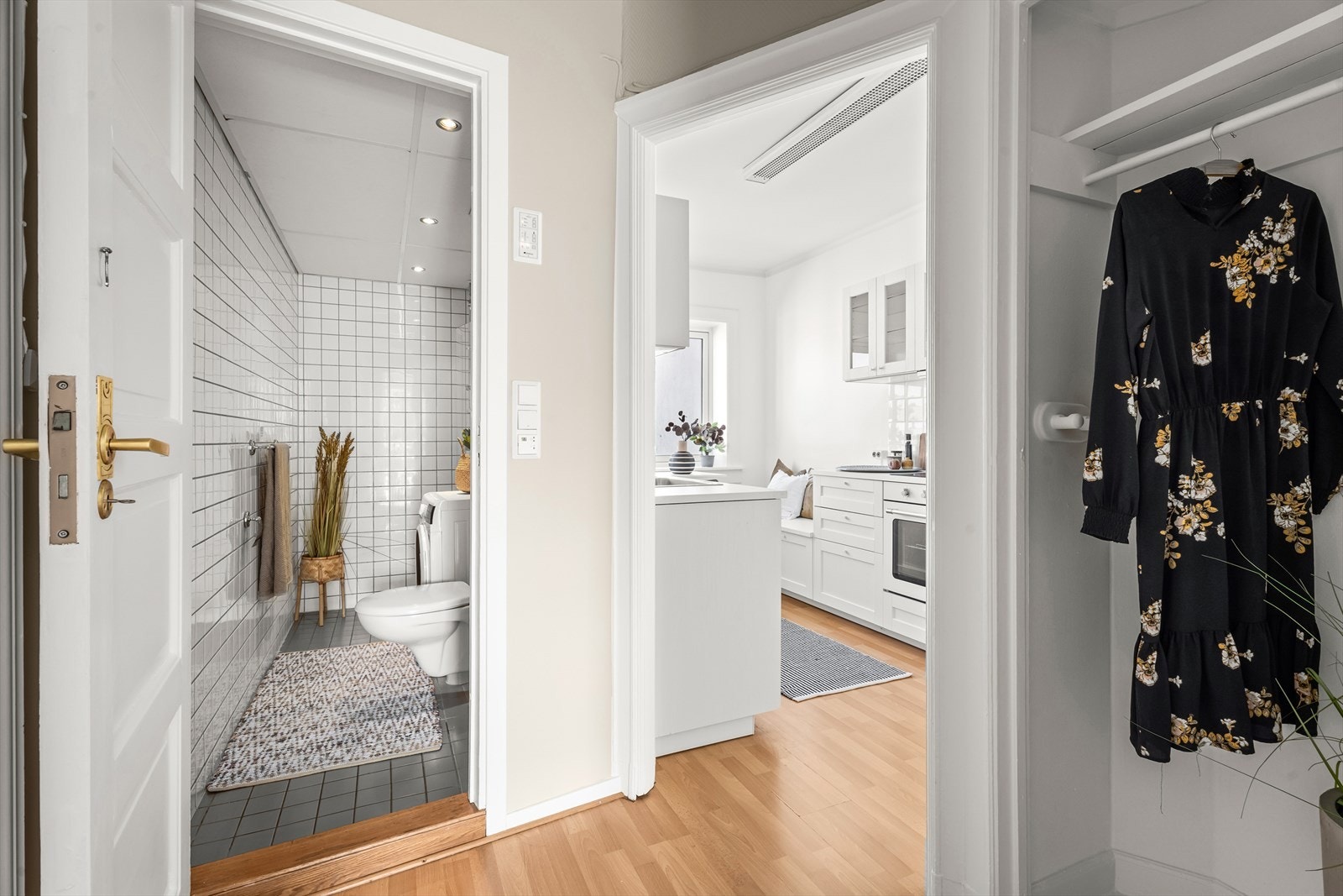 Entreen er lys og gir leiligheten et godt førsteinntrykk. Med dør-calling slipper du gjestene enkelt inn fra gateplan. Galleribilde