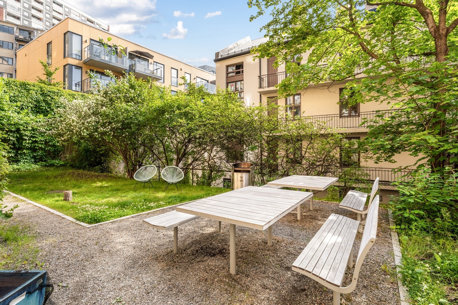 Andelseierne i borettslaget kan benytte seg av en hyggelig og velstelt bakgård. Galleribilde