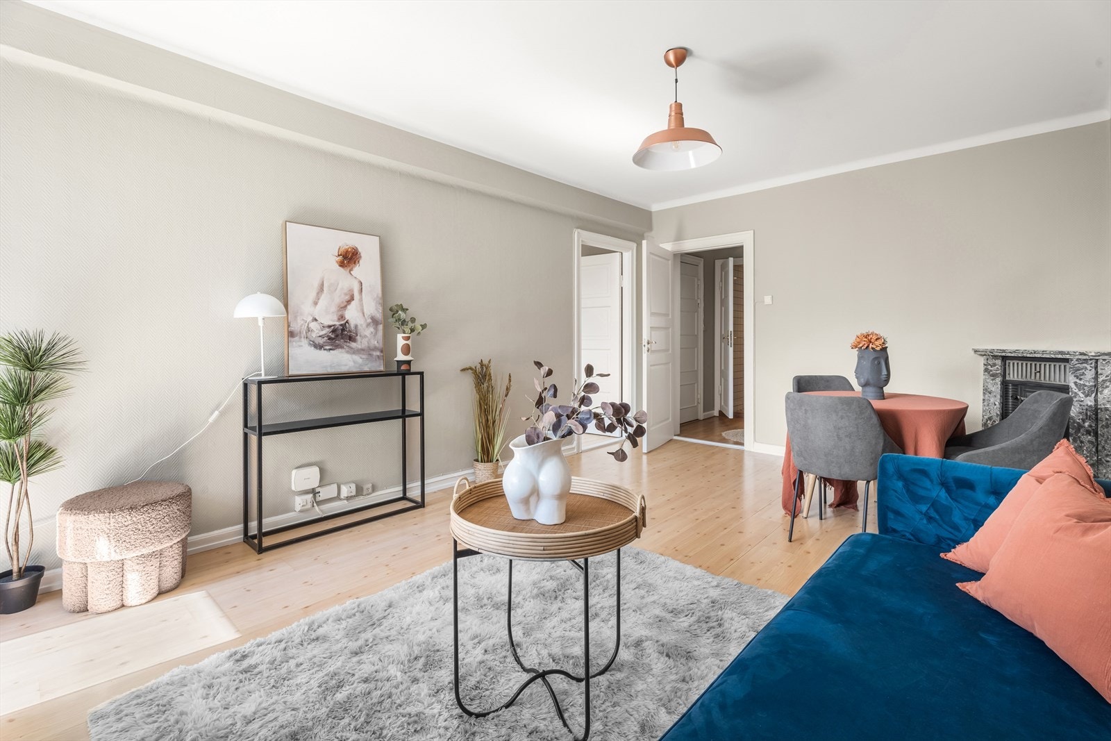 Det er etablert en klassisk peisovn i hjørne av stuen, som varmer godt på kjølige dager. Galleribilde