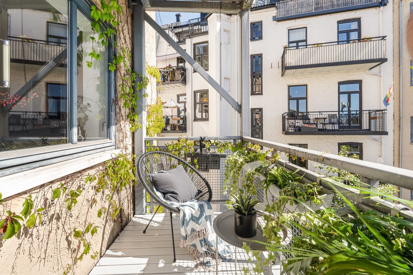 Balkongen er vendt mot en fredelig bakgård, her kan man nyte solen fra tidlig ettermiddag til sent på kveld. Galleribilde