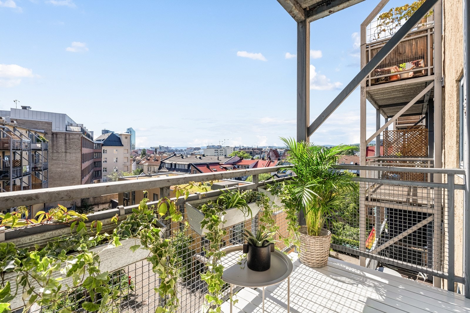 Dette er en romslig og flott 2-romsleilighet med direkte adkomst til balkong med relativt gode solforhold. Galleribilde