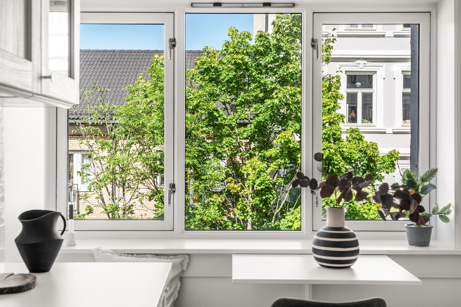 Ved vinduet er det plass til et hyggelig frokostbord hvor man kan nyte ett flott utsyn. Galleribilde