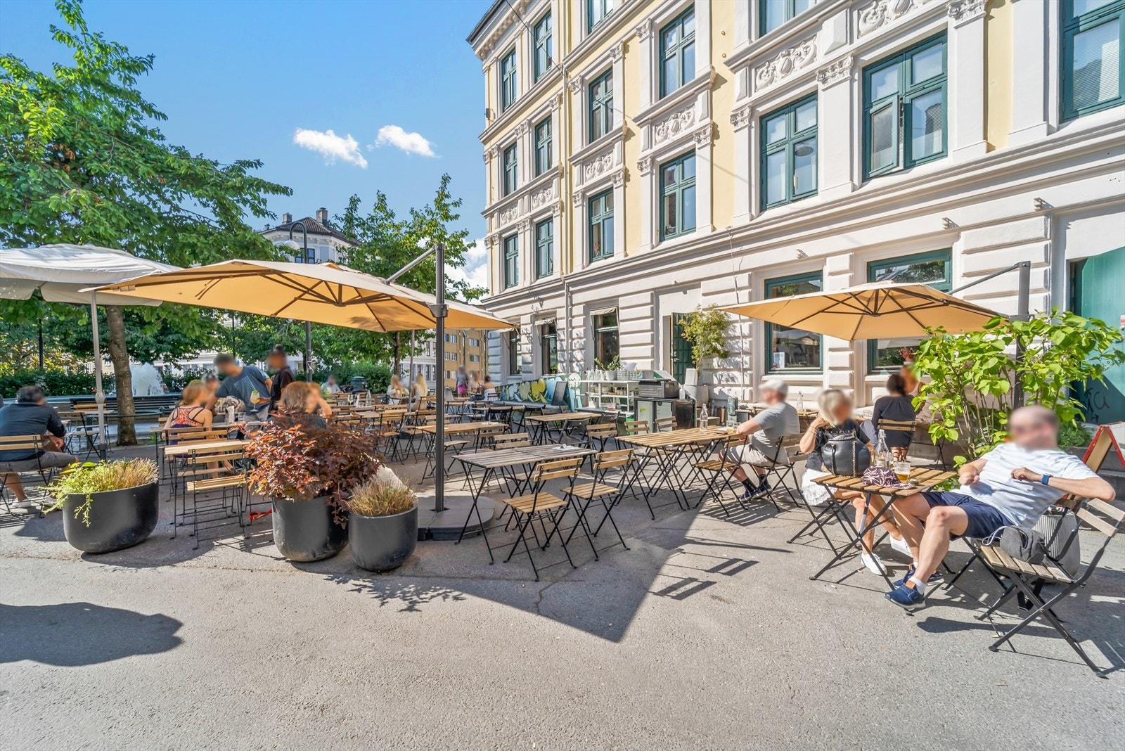 I nærområdet er det en rekke koselige caféer, restauranter og gangavstand til bl.a. nabolagsrestauranten og IT-stedet Maaltid, flere matbutikker samt sjarmerende detaljhandlere og spisesteder. Galleribilde