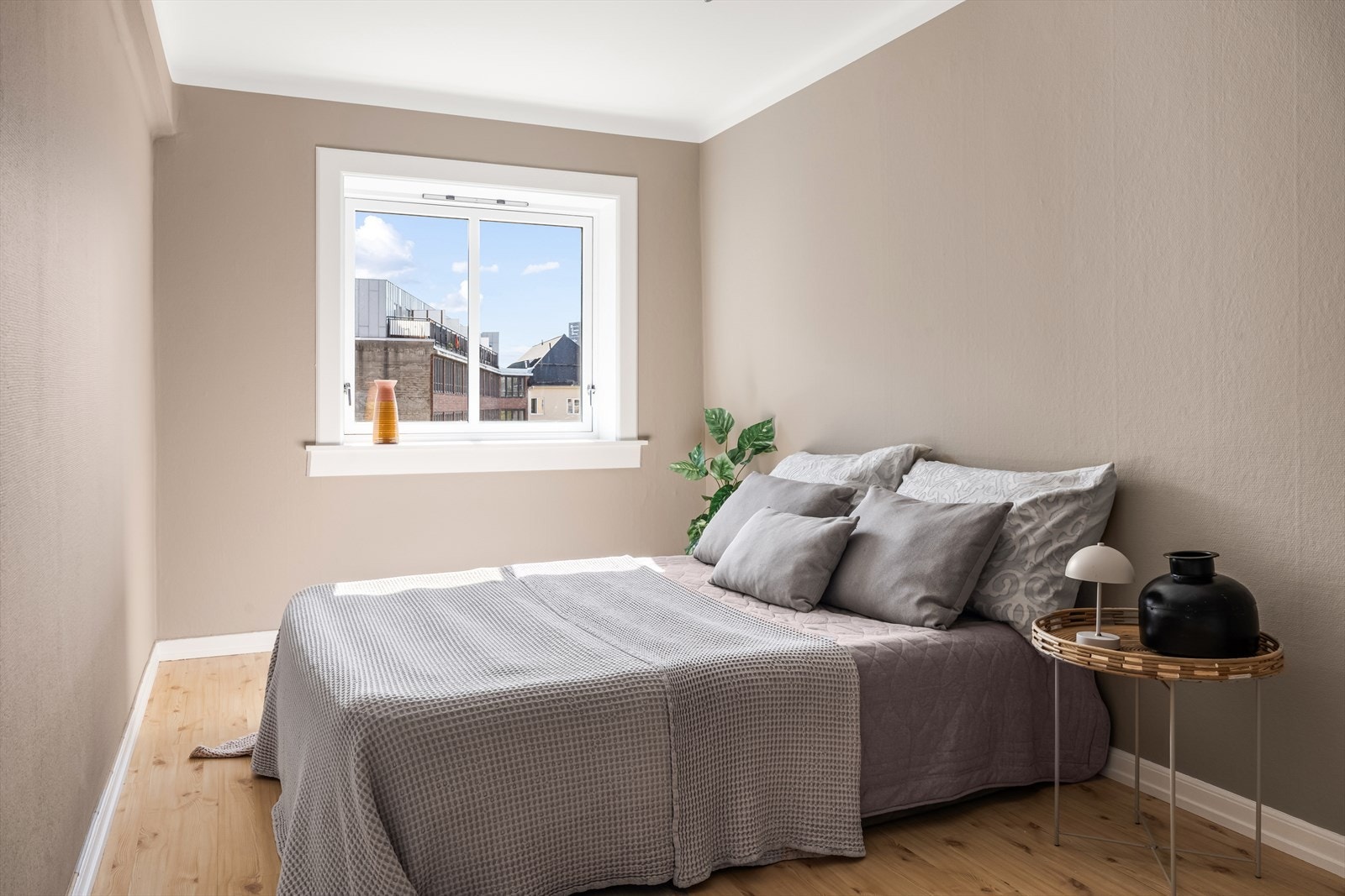 Leiligheten har et godt og lunt soverom med god plass til dobbeltseng, tilhørende nattbord og garderobeskap. Galleribilde