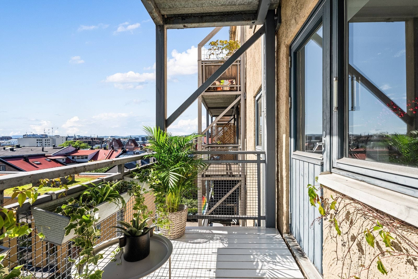 Balkongen er sydvestvendt og har derfor meget gode solforhold Galleribilde