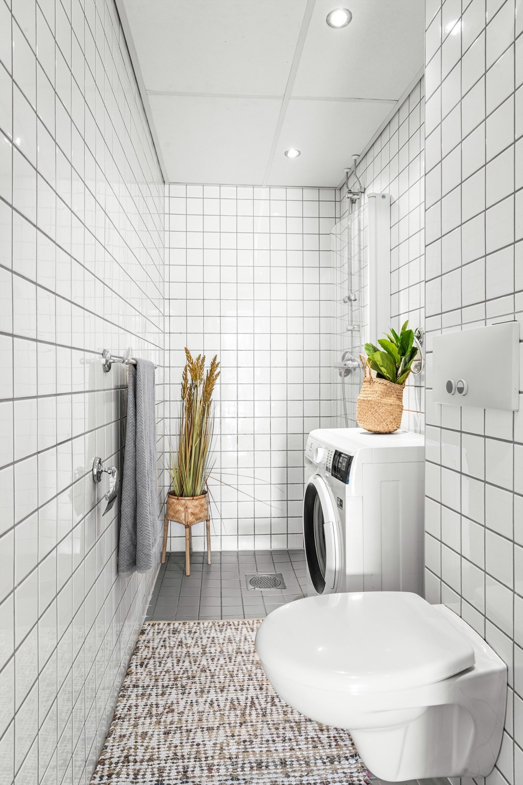 Flislagt baderom fra 2005 med termostatstyrte varmekabler i gulv og downlights i himling. Galleribilde