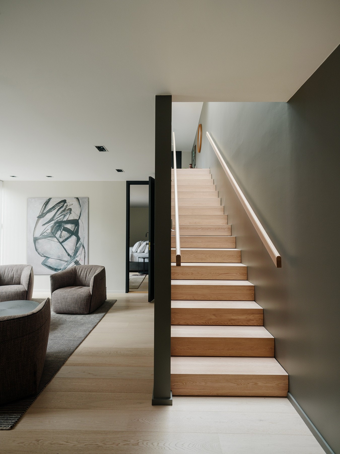 I underetasjen finner du en ekstra stue, to komfortable soverom, eksklusive garderober fra Poliform og to nydelige bad. Galleribilde