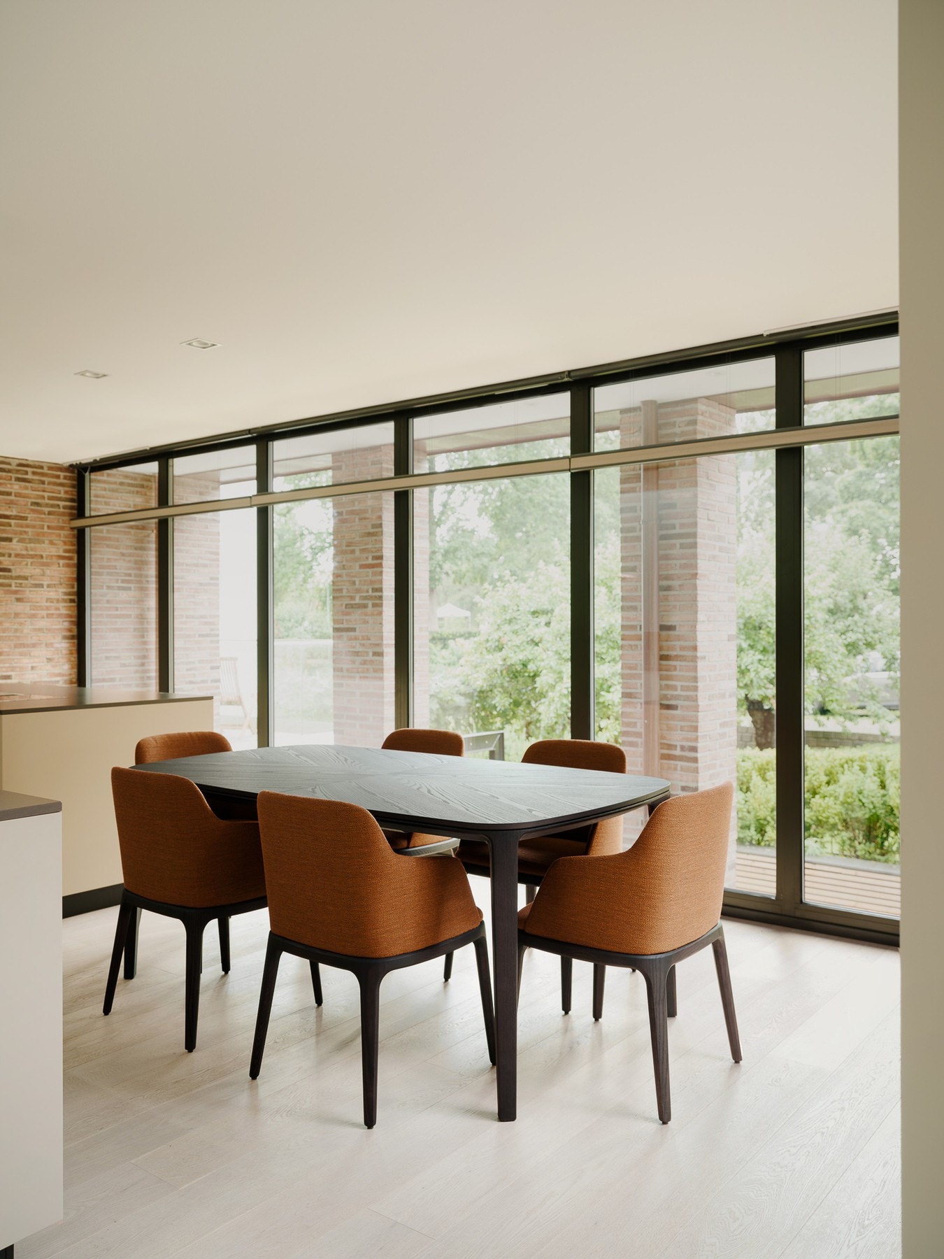 Store vindusflater gir rikelig med lys og skaper en naturnær opplevelse. Galleribilde