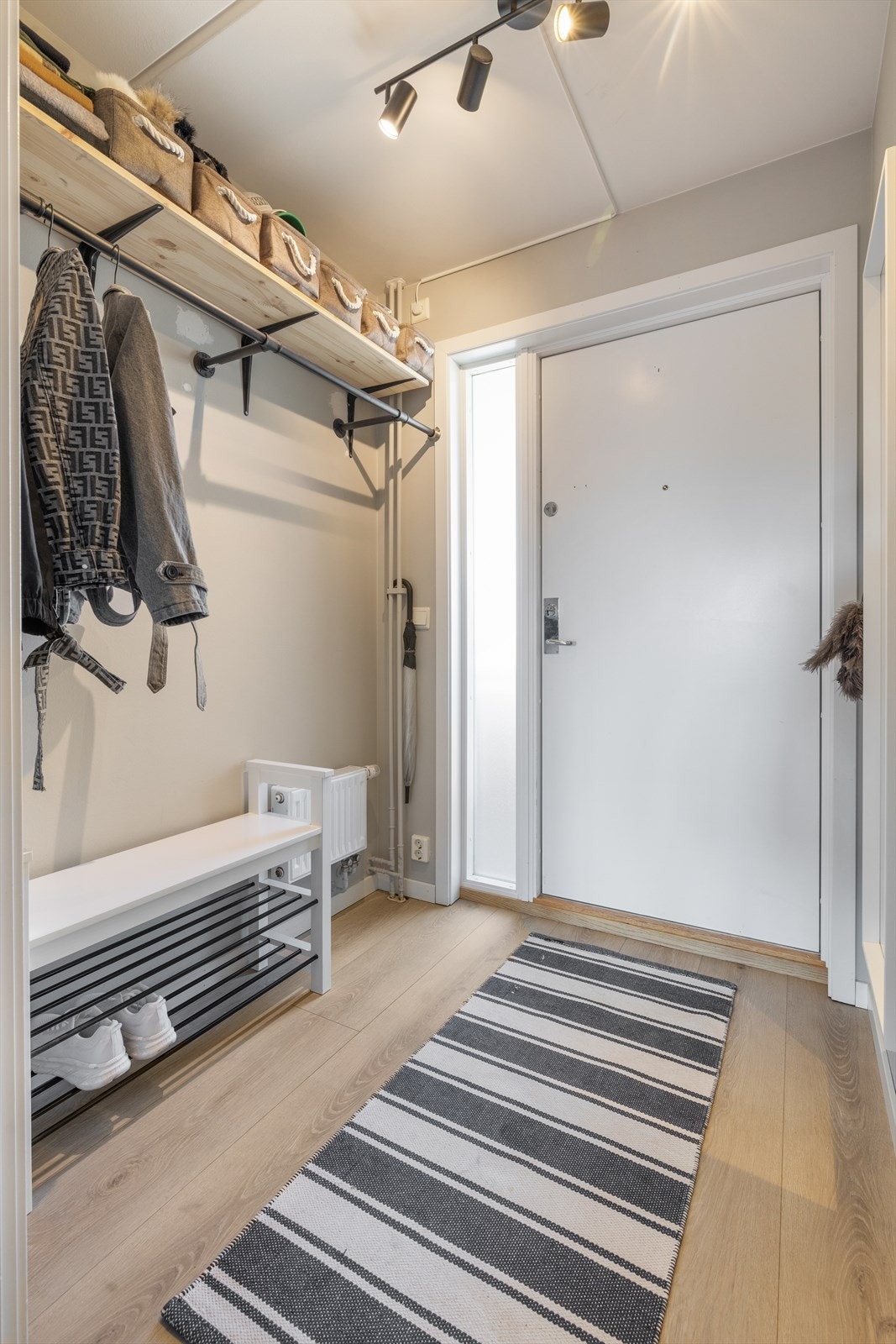 Romslig med god plass til oppbevaring av yttertøy og sko. Galleribilde