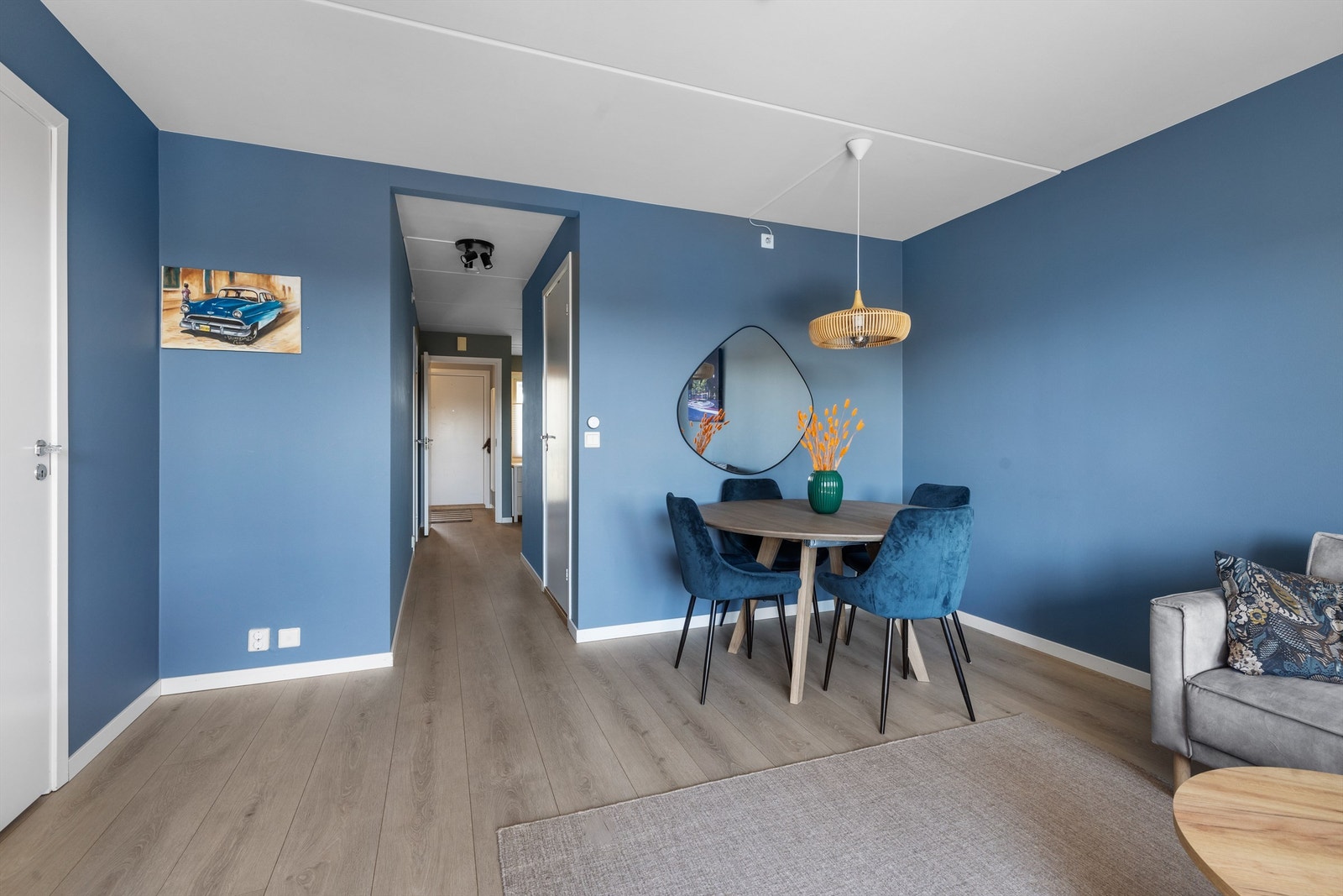 I stuen har du god plass til spisebord. Galleribilde