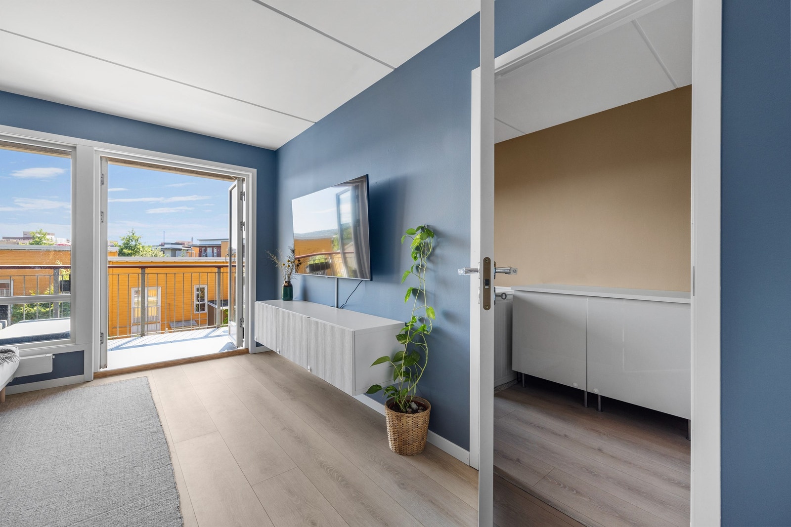 Inngang til et av leilighetens soverom fra stuen. Galleribilde