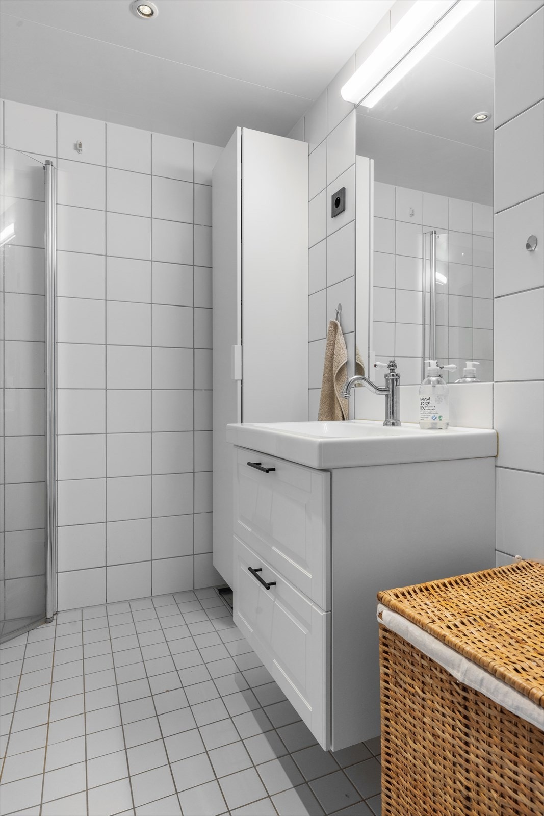 Prefabrikert badekabin med fliser på vegger og gulv samt varmekabler. Galleribilde