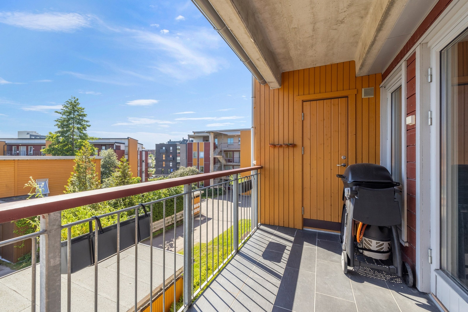 Balkongen er sydvendt og byr på gode solforhold!. Galleribilde