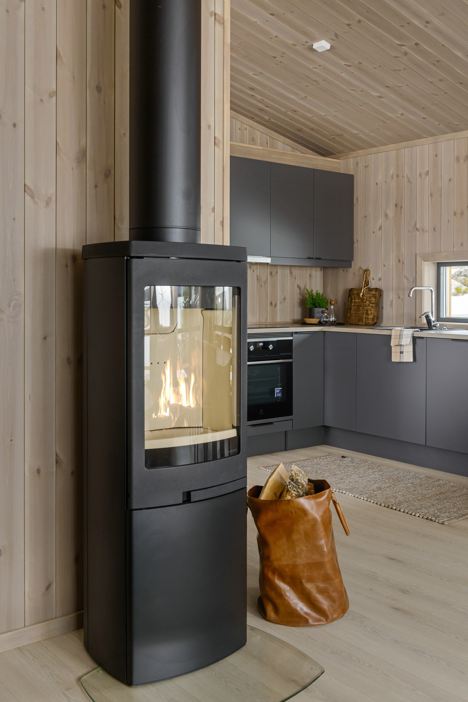 Peisovn med glassplate på gulv. Galleribilde