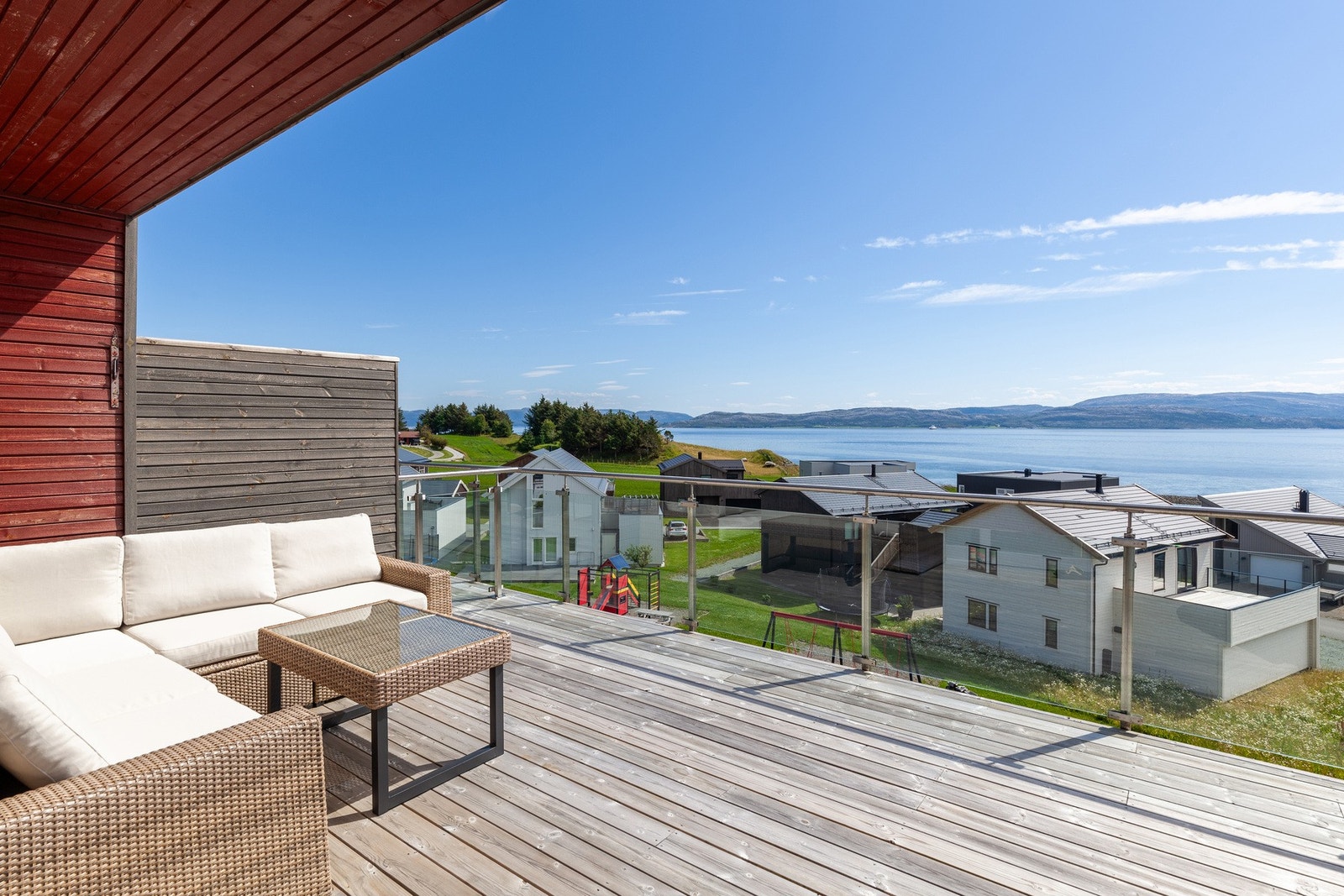 Balkongen har god plass til utemøblement, grill m.m. Her kan man nyte varme dager til en fantastisk utsikt Galleribilde