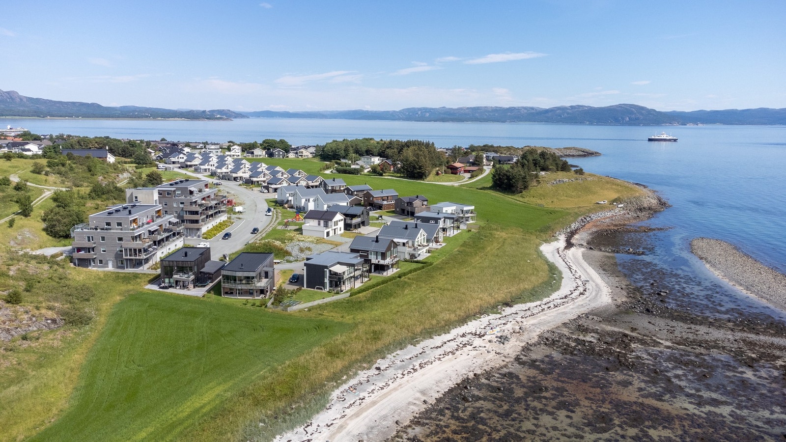 Borettslaget ligger helt ved sjøen på Hovde ved Brekstad sentrum. Flott natur og fine turområder i umiddelbar nærhet Galleribilde