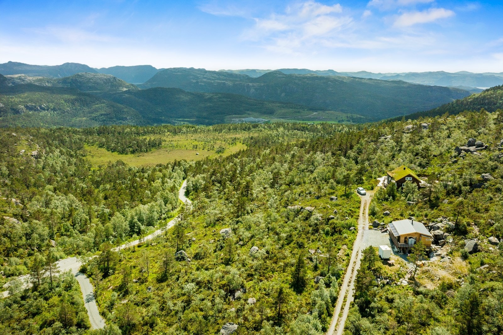 Jørpelandsholmen, et populært rekreasjonsområde, er også i nærheten og gir muligheter for bading, grilling og andre utendørsaktiviteter. Galleribilde