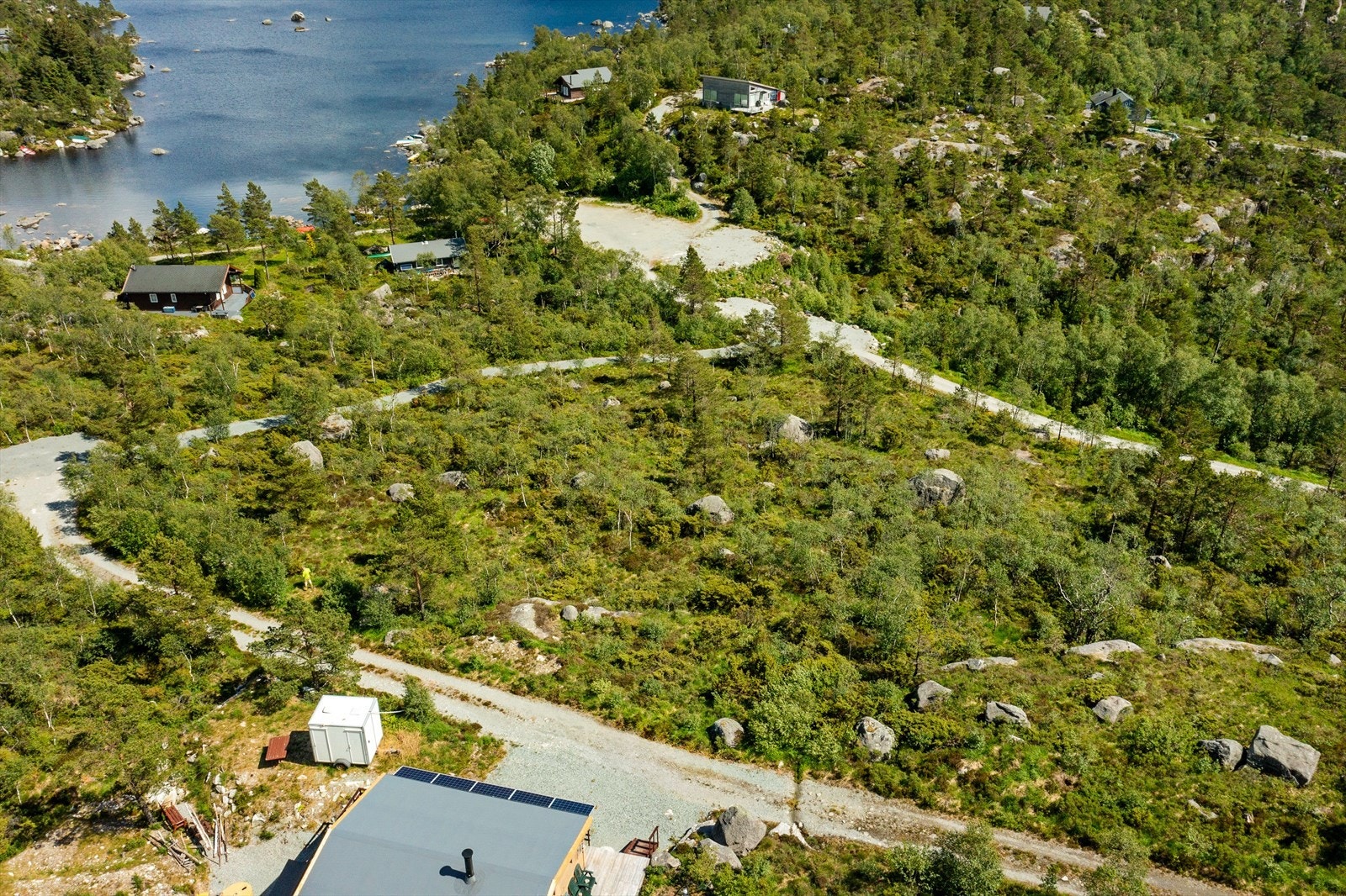 Transportforbindelsene er gode, med regelmessige bussruter som forbinder Jørpeland med Stavanger og andre omkringliggende områder. Den nylig åpnete Ryfast-tunnelen gjør reisen til Stavanger enklere og raskere enn noensinne. Galleribilde
