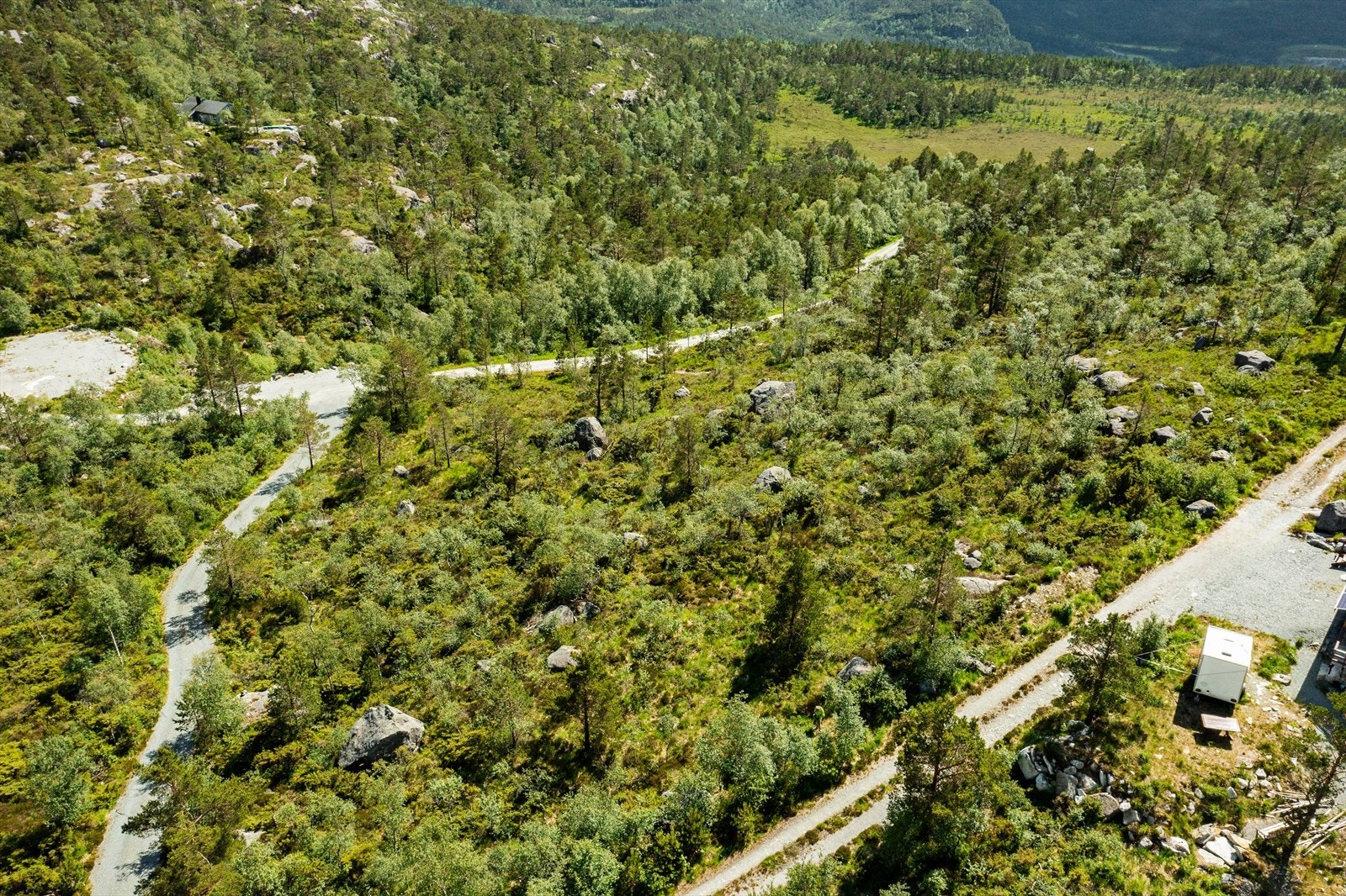 Mosli tilbyr en kombinasjon av rolig, naturskjønn boligkomfort med praktisk tilgang til byens fasiliteter og naturens undere, noe som gjør det til et ideelt sted å være for både familier og naturelskere. Galleribilde