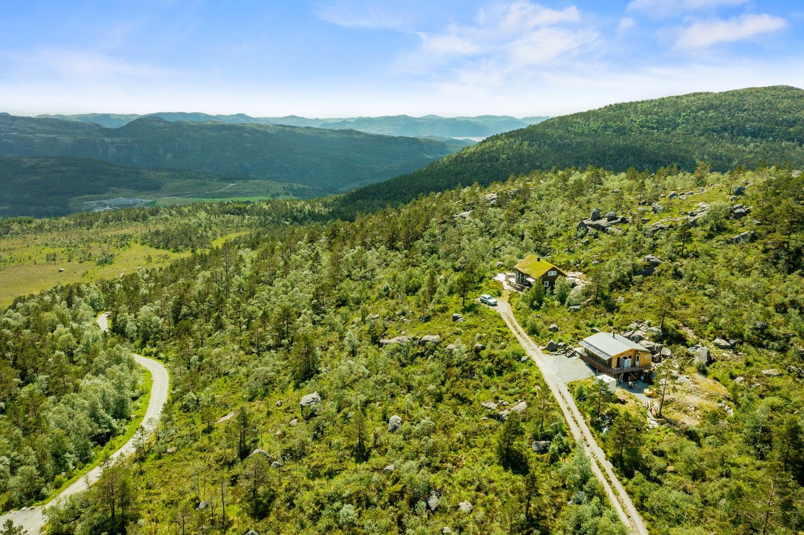 Nærheten til fjorder, innsjøer og fjell gjør det til et paradis for friluftsentusiaster. Her får man både båt og fiskerett i Moslivannet! Galleribilde