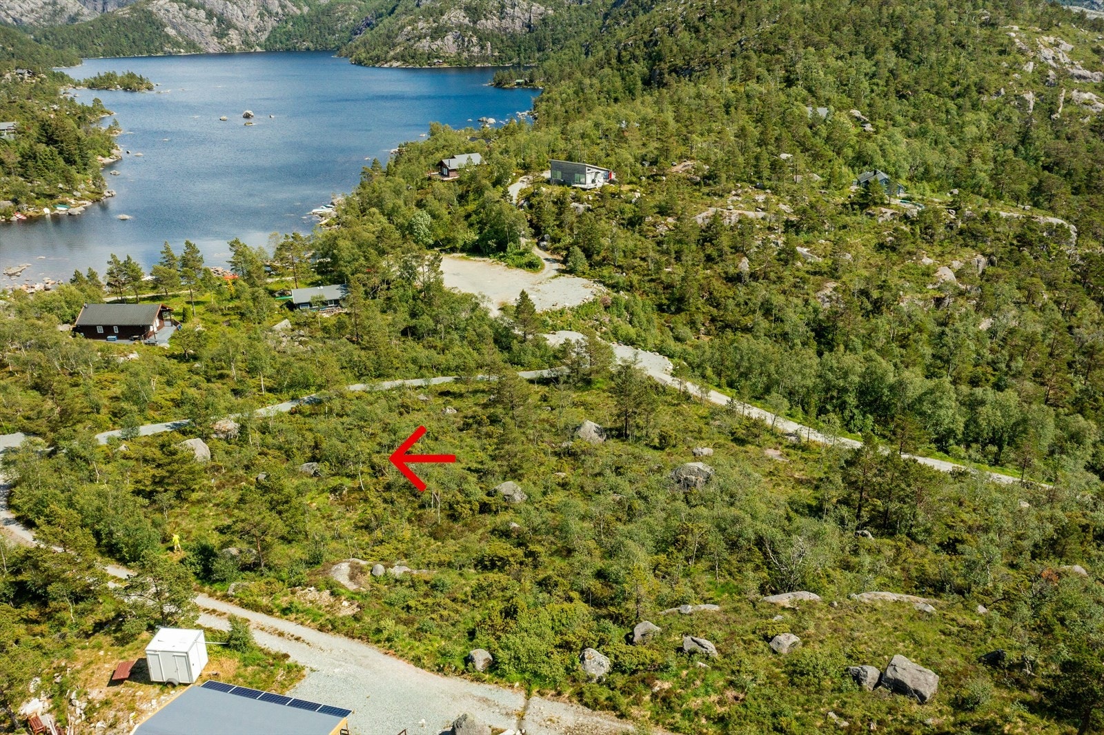 Mosli på Jørpeland ligger i hjertet av Ryfylke-regionen på Vestlandet. Jørpeland er kjent som "Porten til Preikestolen," en av Norges mest ikoniske turistattraksjoner, og tilbyr en fantastisk kombinasjon av naturskjønnhet og moderne fasiliteter. Galleribilde