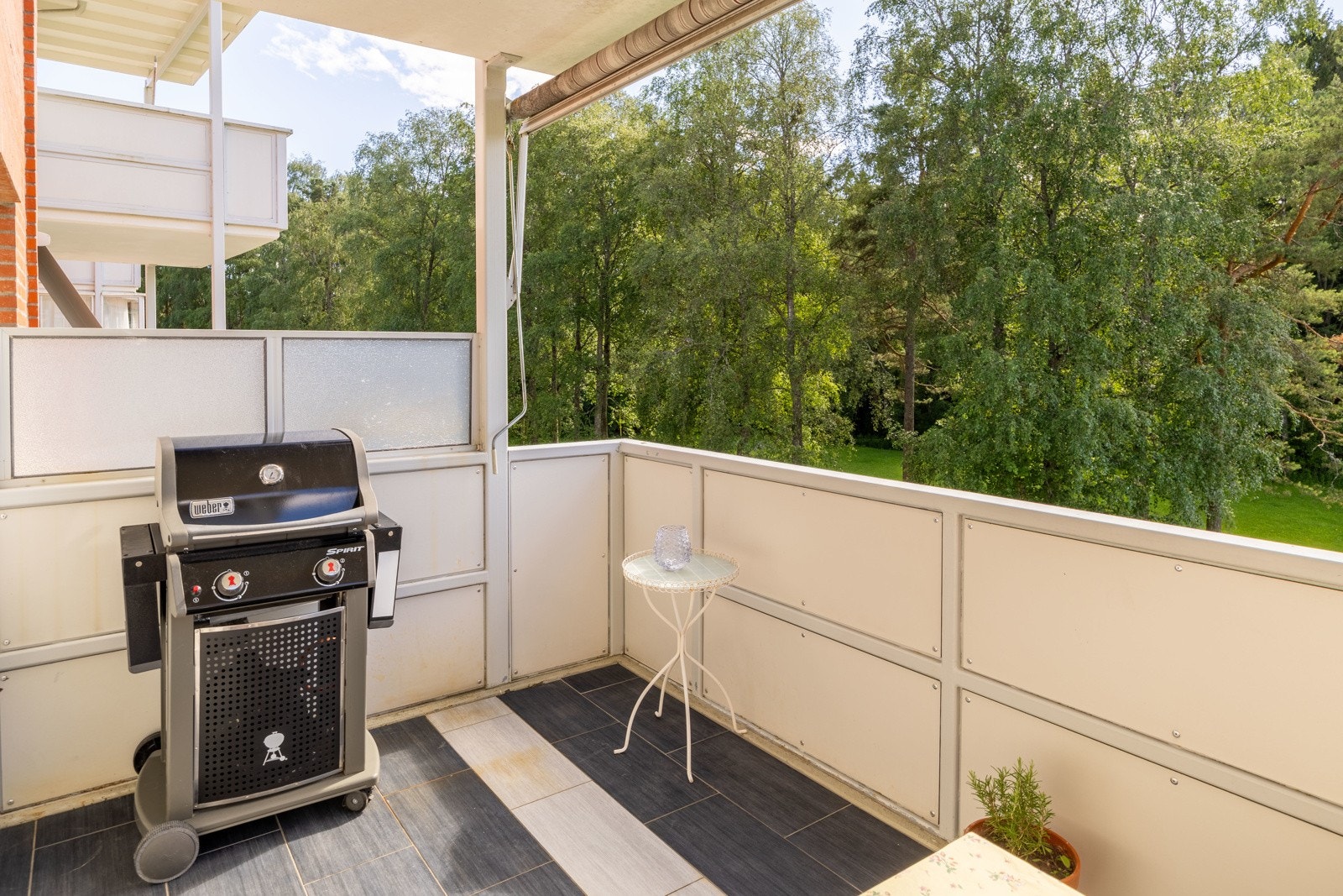 Stor balkong hvor du kan nyte varme sommerdager i solen - nok av plass til grill og utemøbler Galleribilde