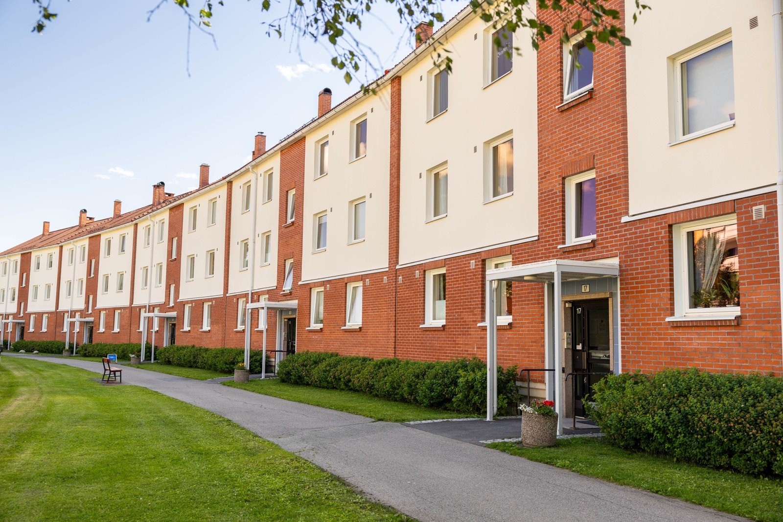 Leiligheten ligger i byggets 2. etasje og måler 66 kvm Galleribilde