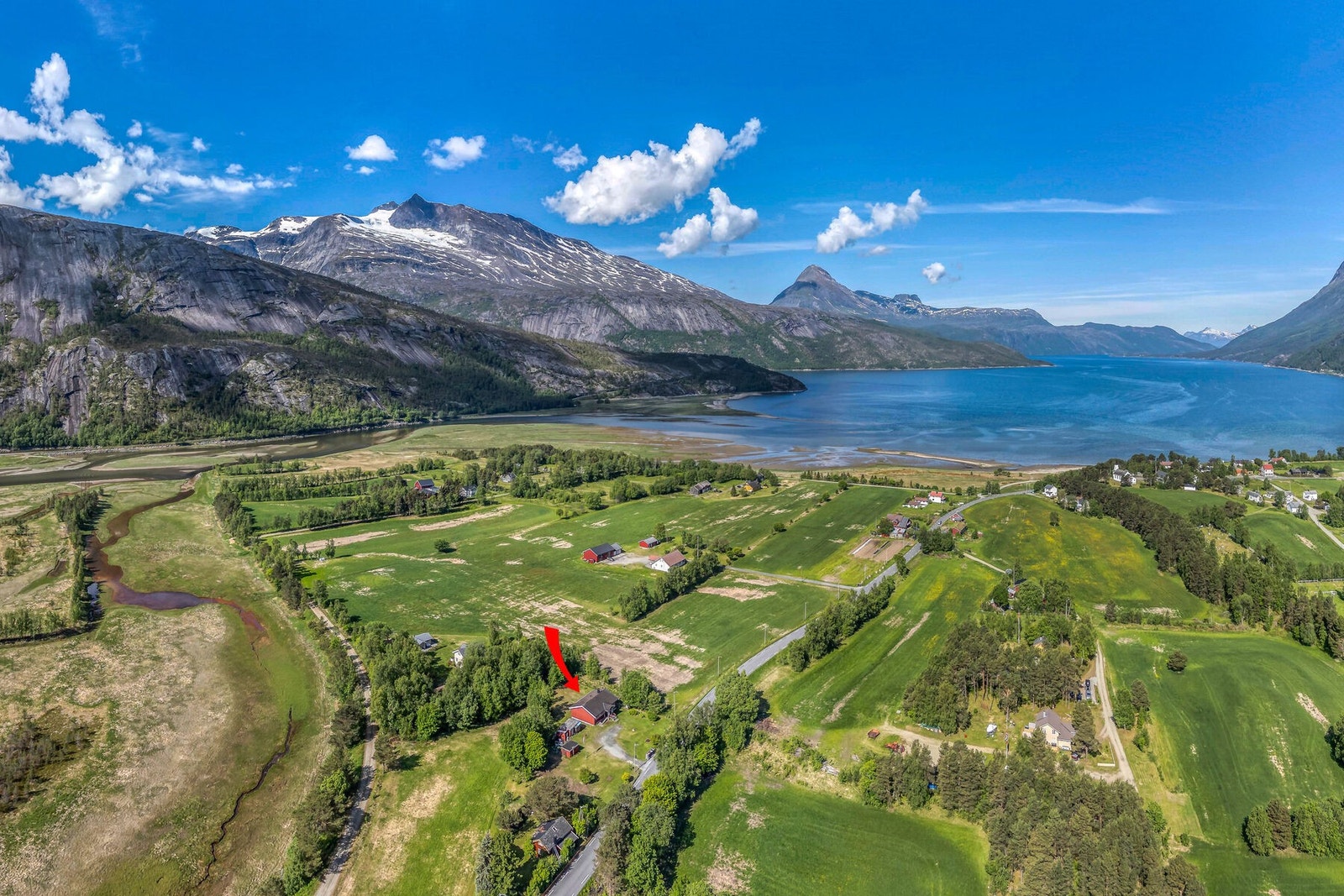 Boligen ligger fint til på Elvegård, med kort vei til barnehage, barneskole og ungdomsskole Galleribilde