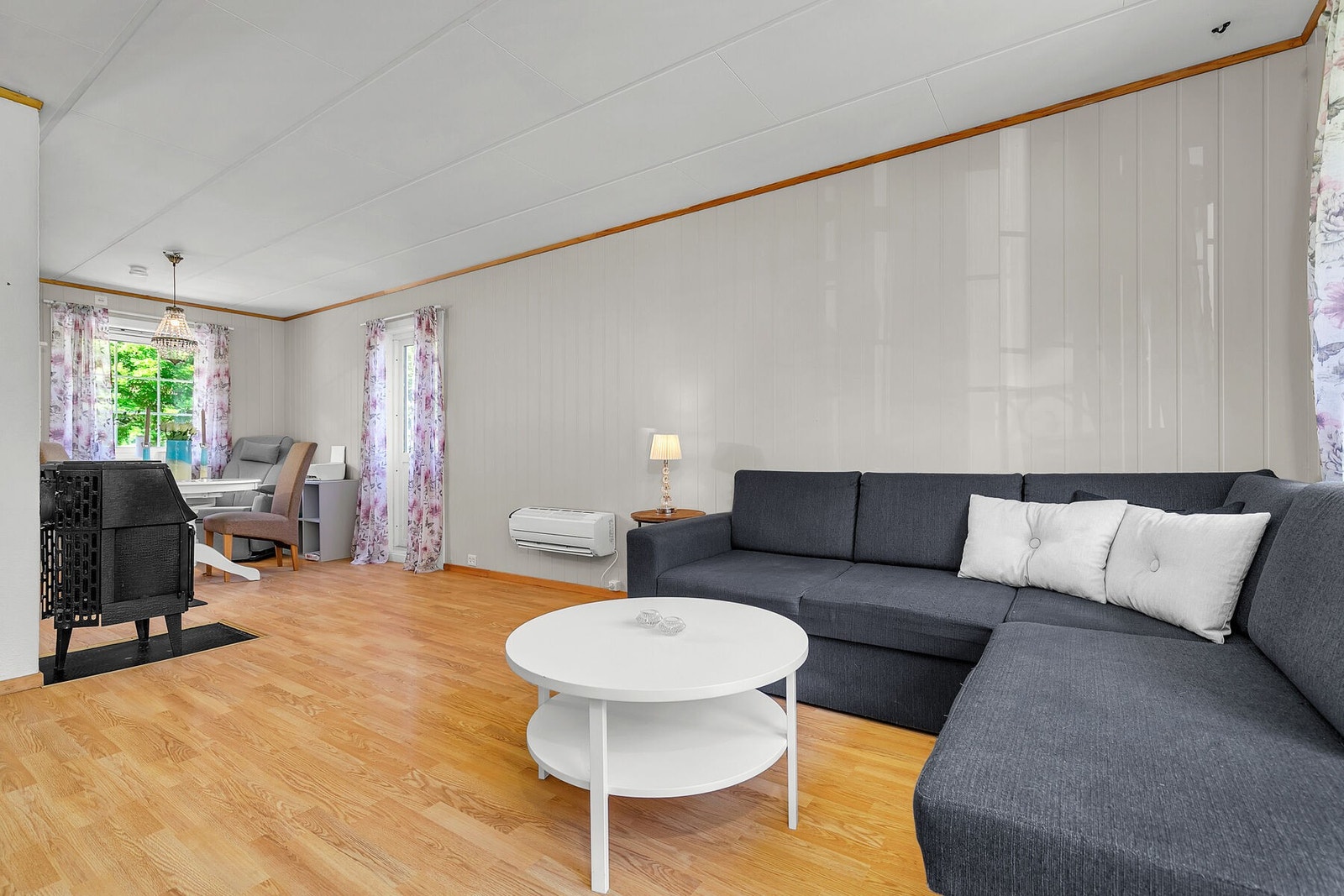 Stuen har god plass til sofagruppe og spisebord Galleribilde