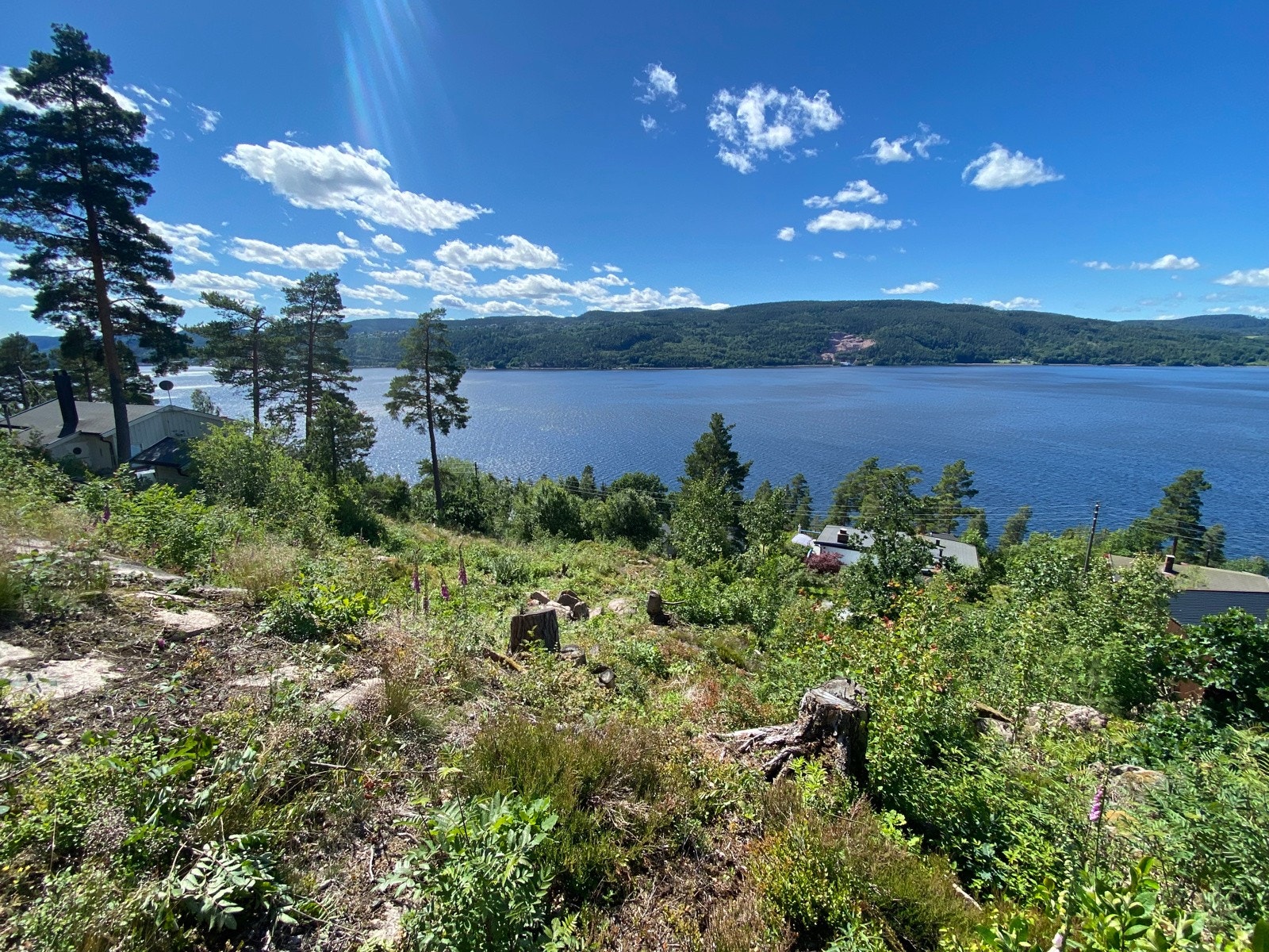 Tomten ligger med meget fin utsikt og bør oppleves! Galleribilde