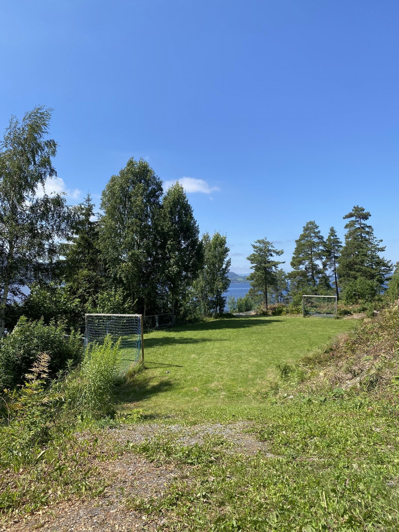 Sandvolleyballbane og fotballbane inne på hytteområde Galleribilde