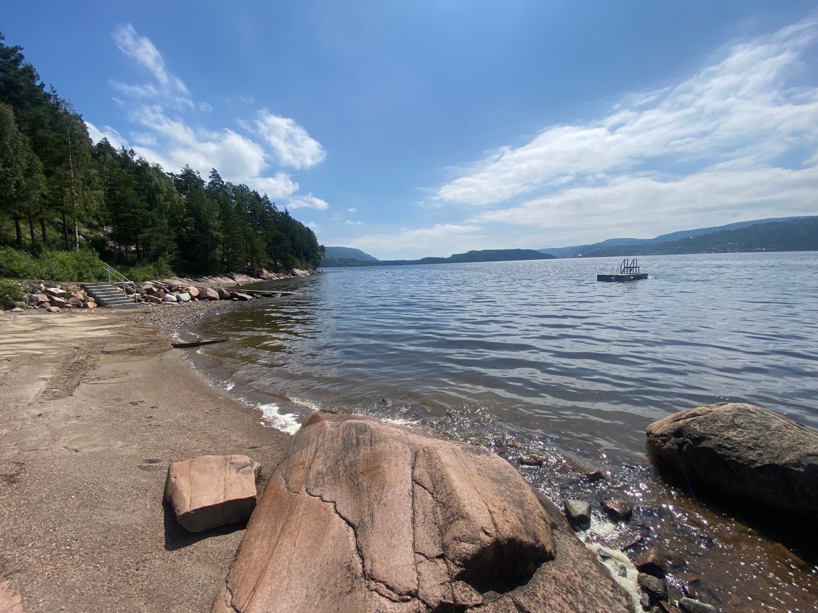 Ca. 5 minutters gangavstand ned til fjorden med badeplass Galleribilde