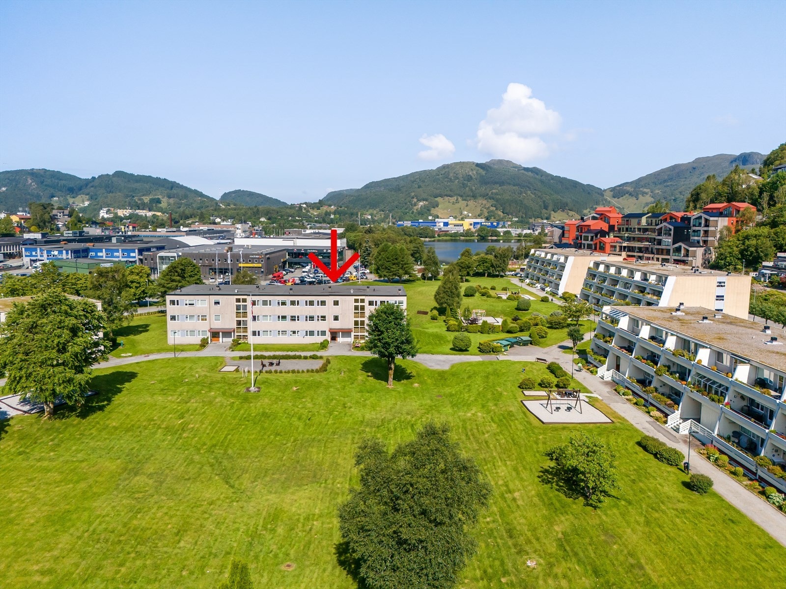 Leiligheten har en fin plassering i laget, med altan vendt mot nord-vest med kveldssol og utsikt mot Veten/Postveien Galleribilde