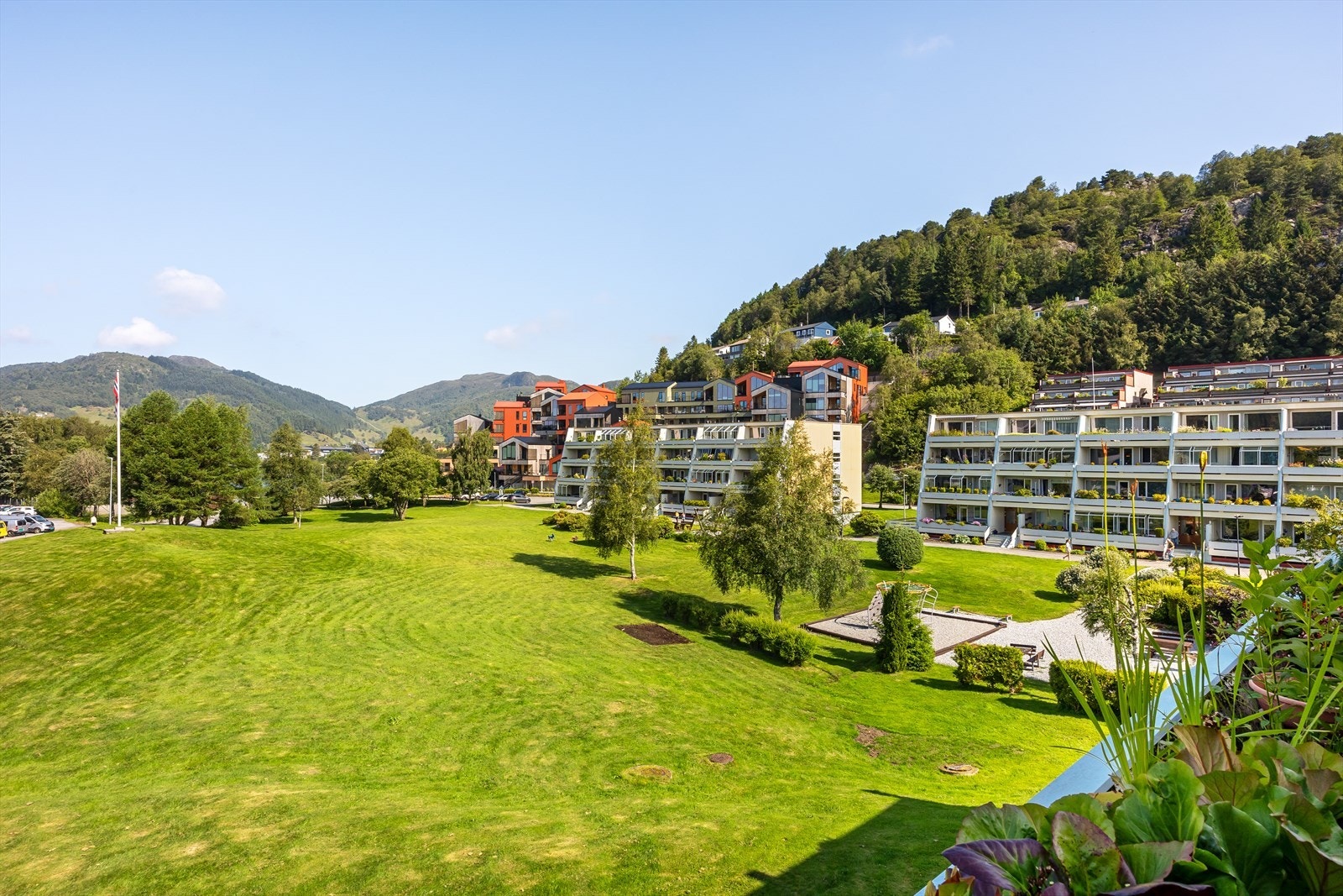 Fine og velholdte fellesarealer. Gangavstand til både barnehage- og skole Galleribilde