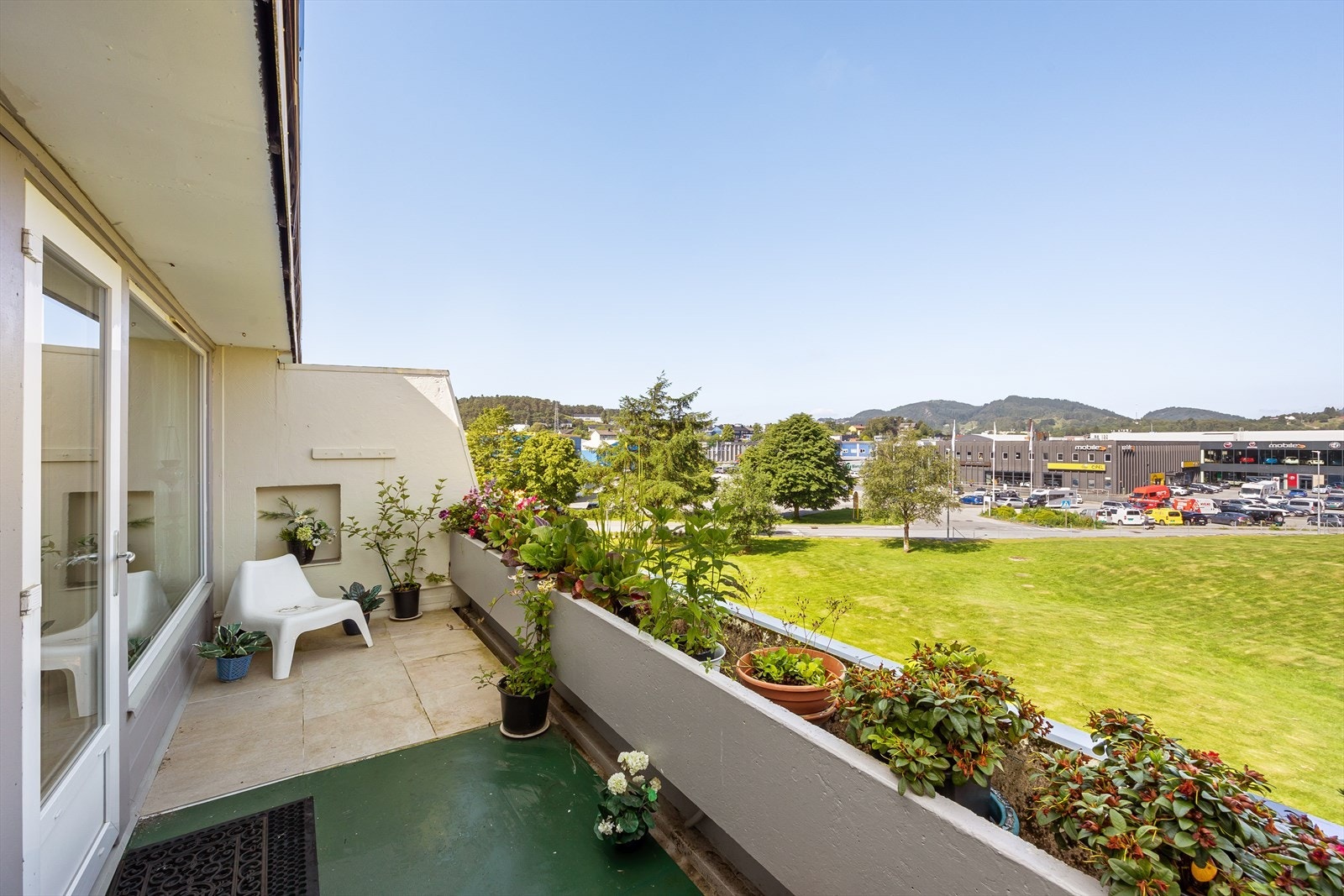 Fra stuen er det utgang til nordvestvendt altan med gode solforhold på ettermiddag- kveld. Galleribilde