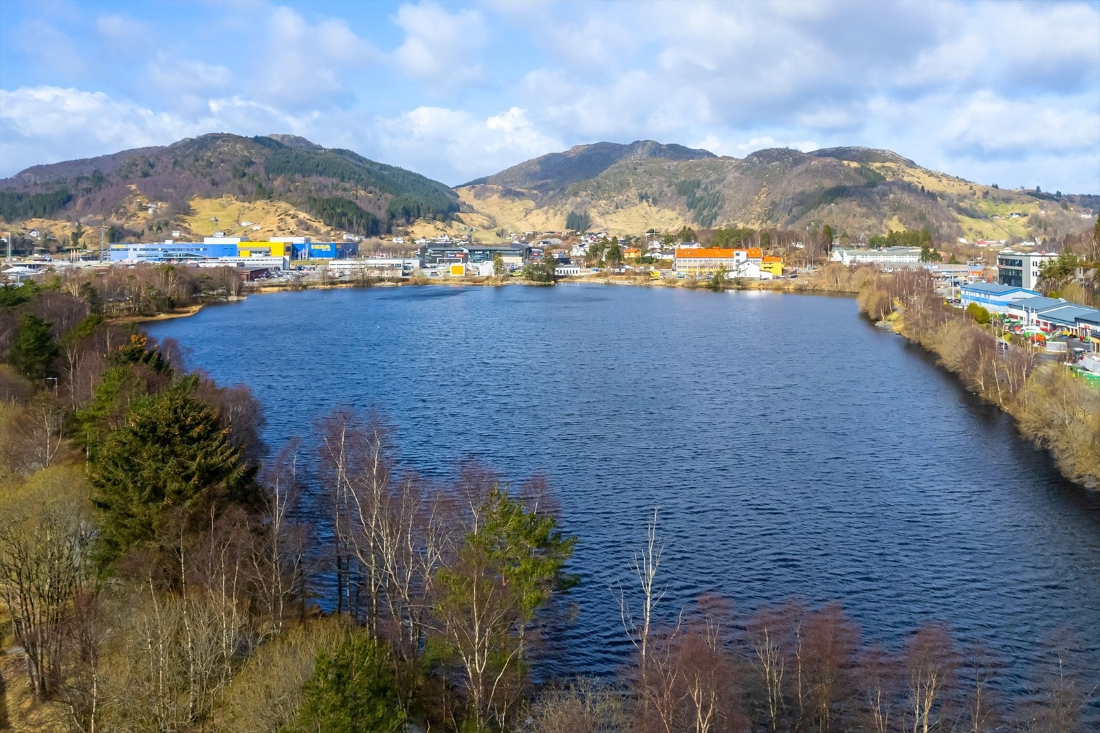 Umiddelbar nærhet til fine tur og joggemuligheter ved Liavannet som også byr på "Hundebur" Galleribilde