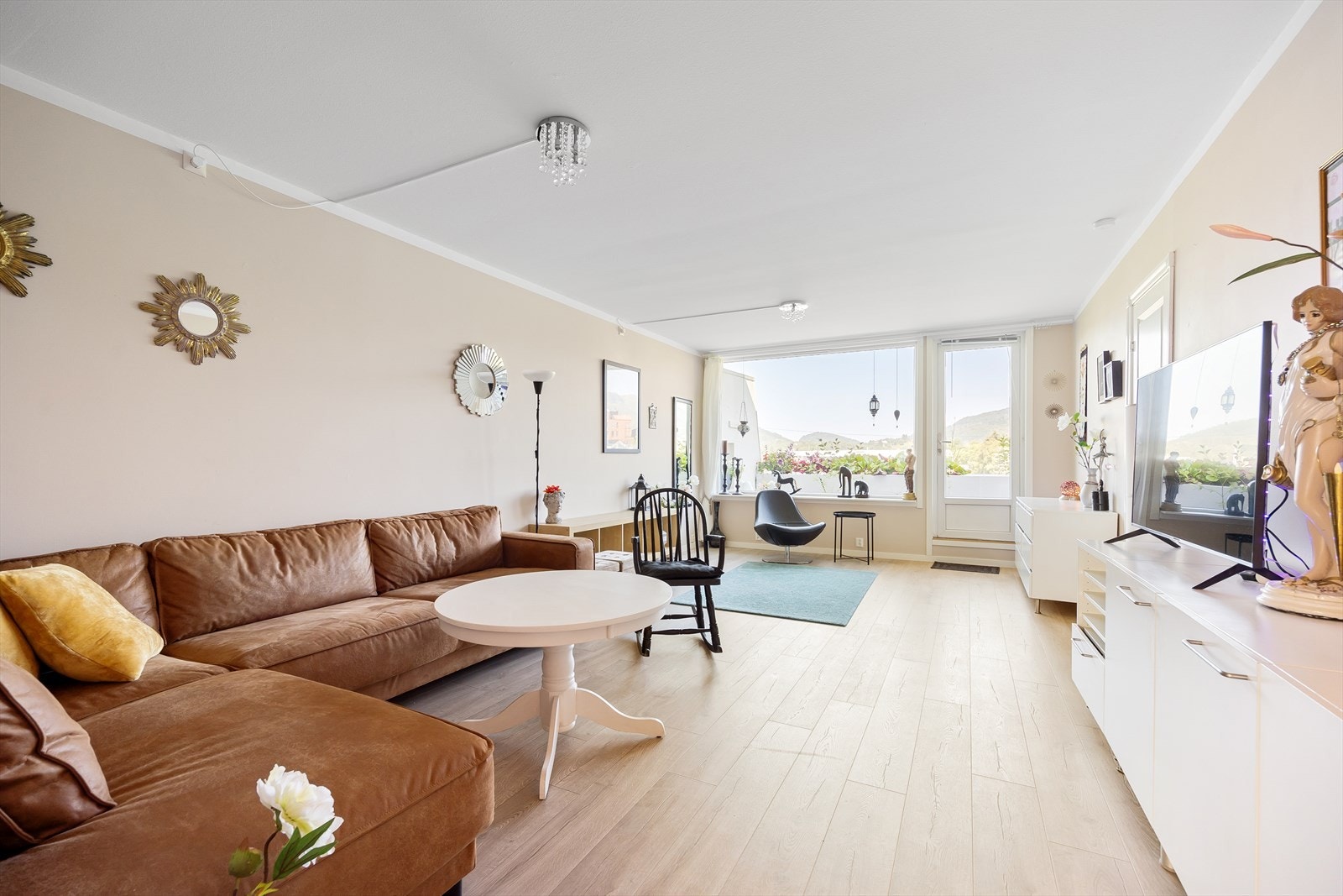 Stor leilighet med lyse og trivelige overflater Galleribilde