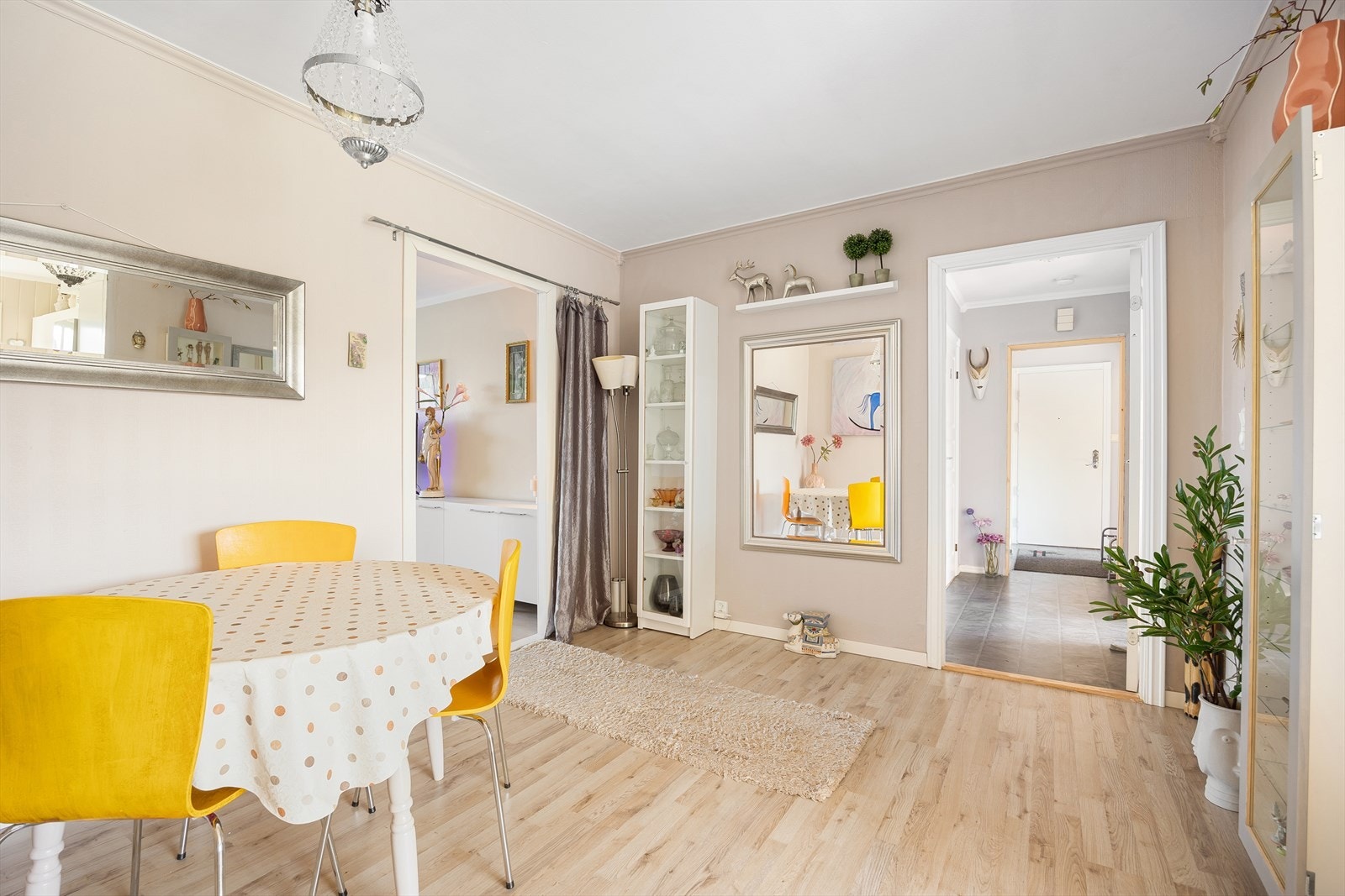 Spisestue separert fra hovedstue Galleribilde