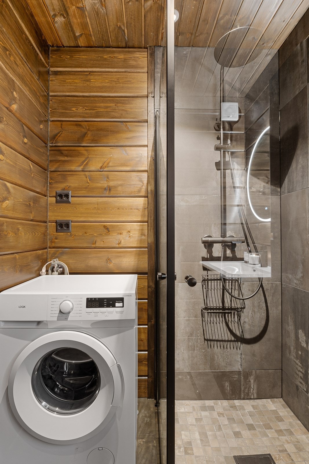 Badet er innholdsrik med innredning med servant, vegghengt toalett, dusjnisje med regndusj og opplegg for vaskemaskin. Galleribilde