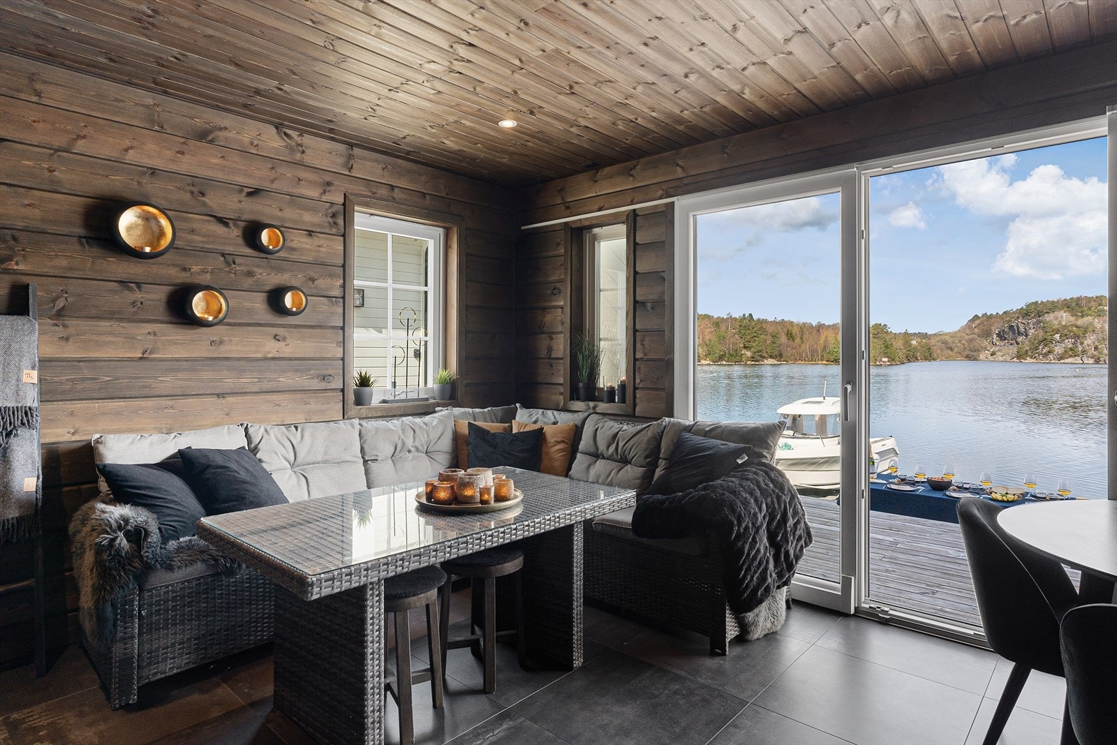 Det å kunne bruke hagemøblene både inne og ute, gjør at en etter fisketuren, kan kose seg både sommer som vinter. Galleribilde