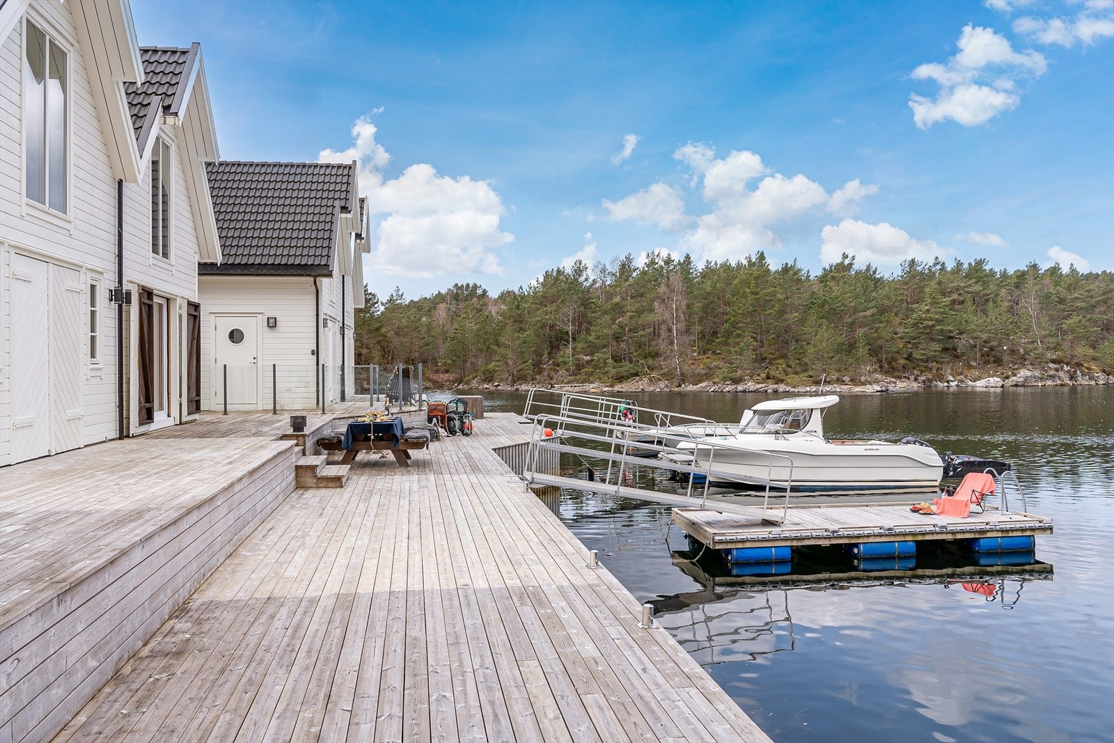 Stor felles brygge med fem godkjente flytebrygger Galleribilde