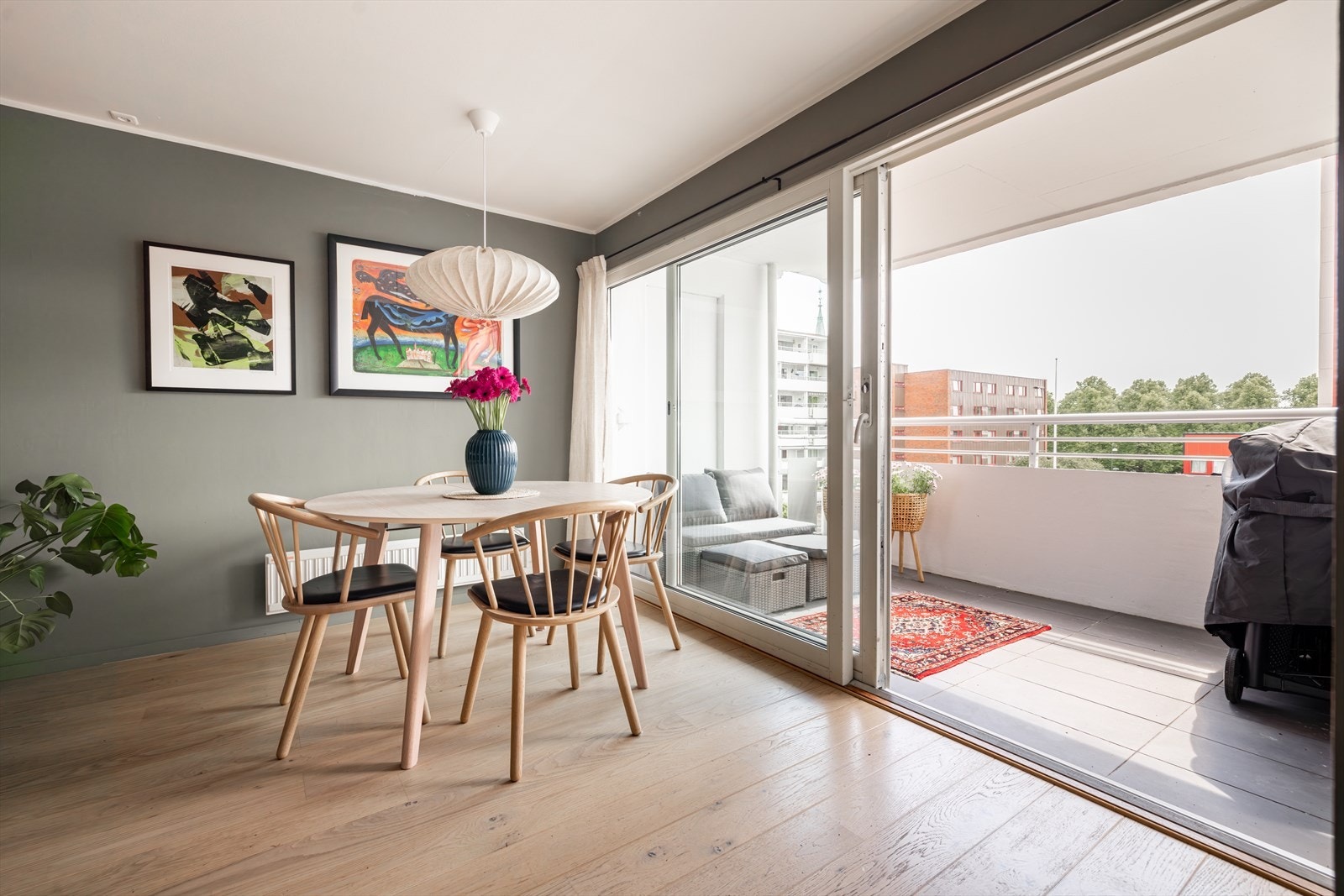 God plass plass til spisebord i stuen. Galleribilde