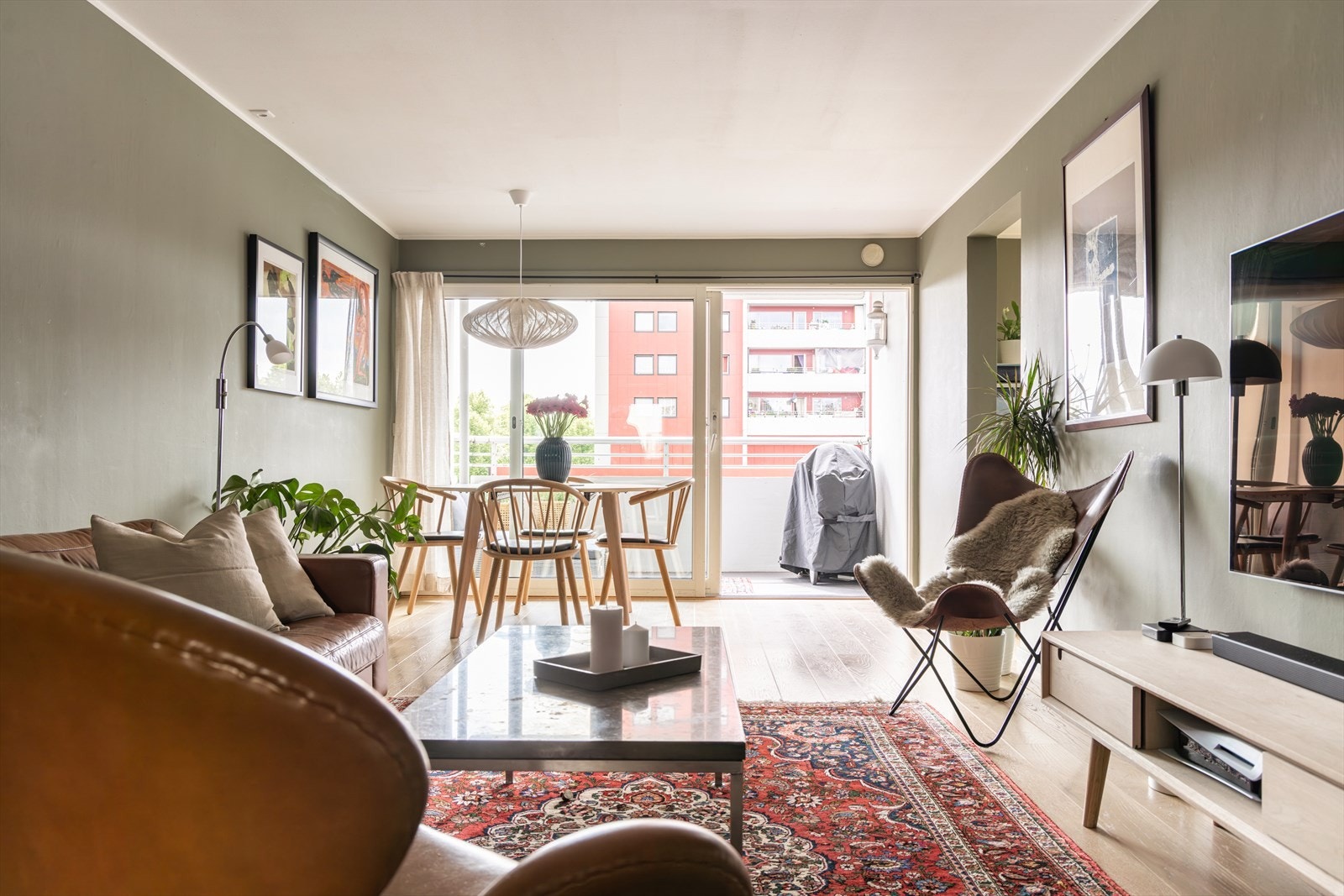 En lys og delikat stue med god plass til sittegruppe og spisebord. Utgang til balkong via skyvedør Galleribilde