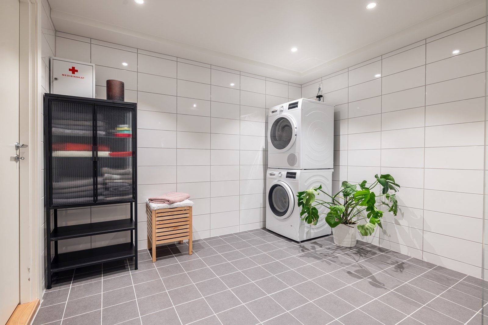 Badet har varme i gulv og downlights i himling Galleribilde
