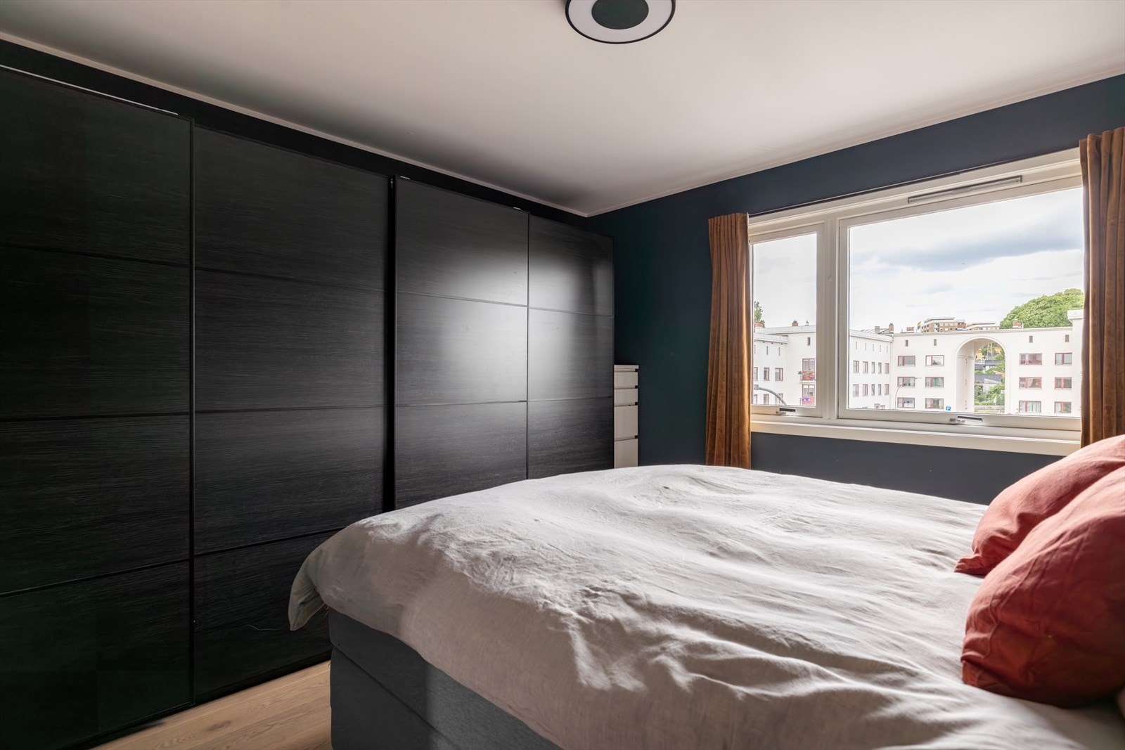 Hovedsoverom med stor tilhørende garderobeskap med skyvedører. God plass til nattbord på begge sider av sengen Galleribilde