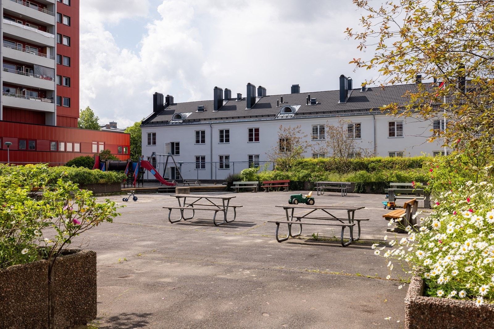 Flere sittegruppe og lekeplasser utenfor blokken Galleribilde
