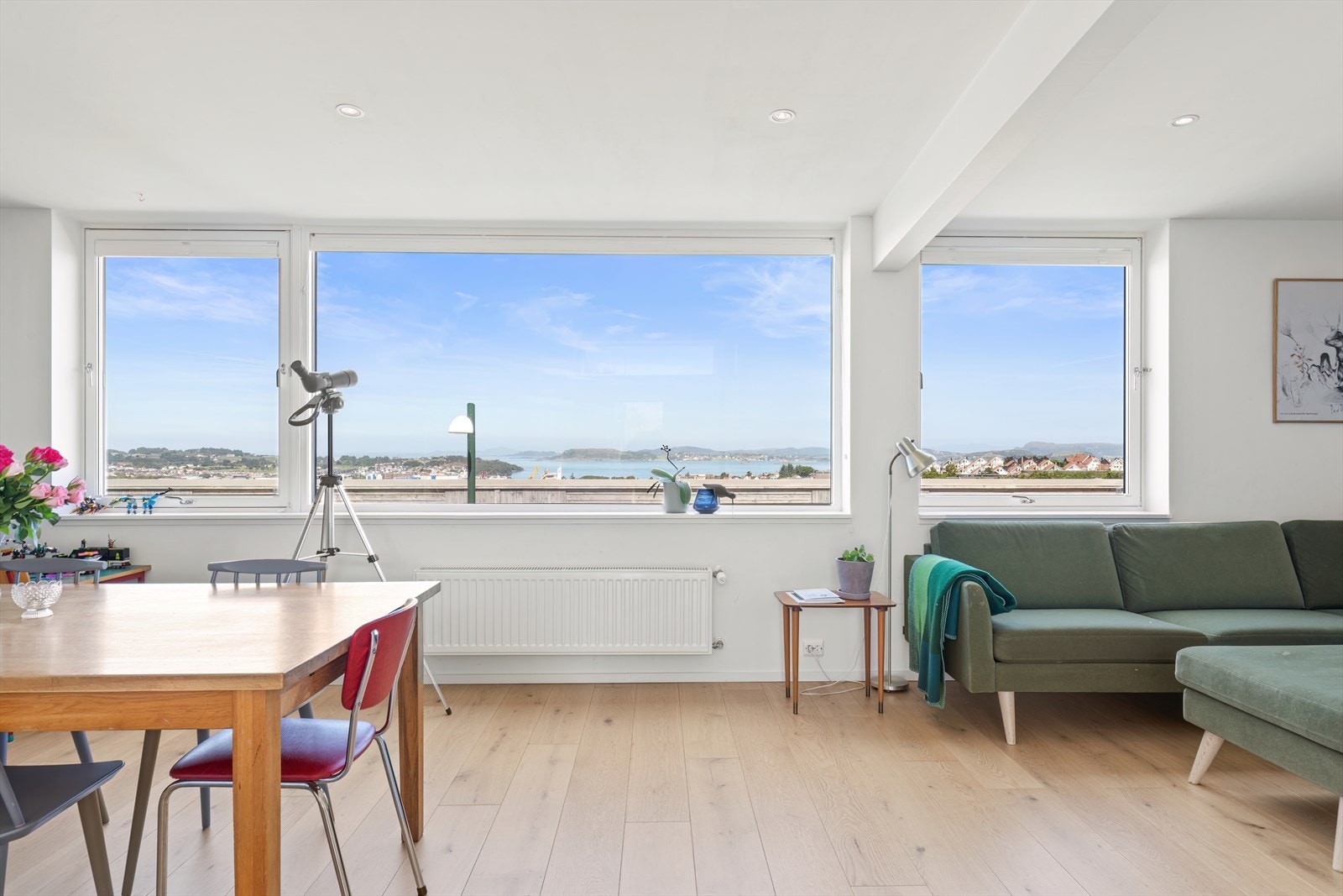 Boligen ligger øverst i rekken, og byr på fantastiske utsiktsforhold over sjø, fjell og nærområdet. Galleribilde